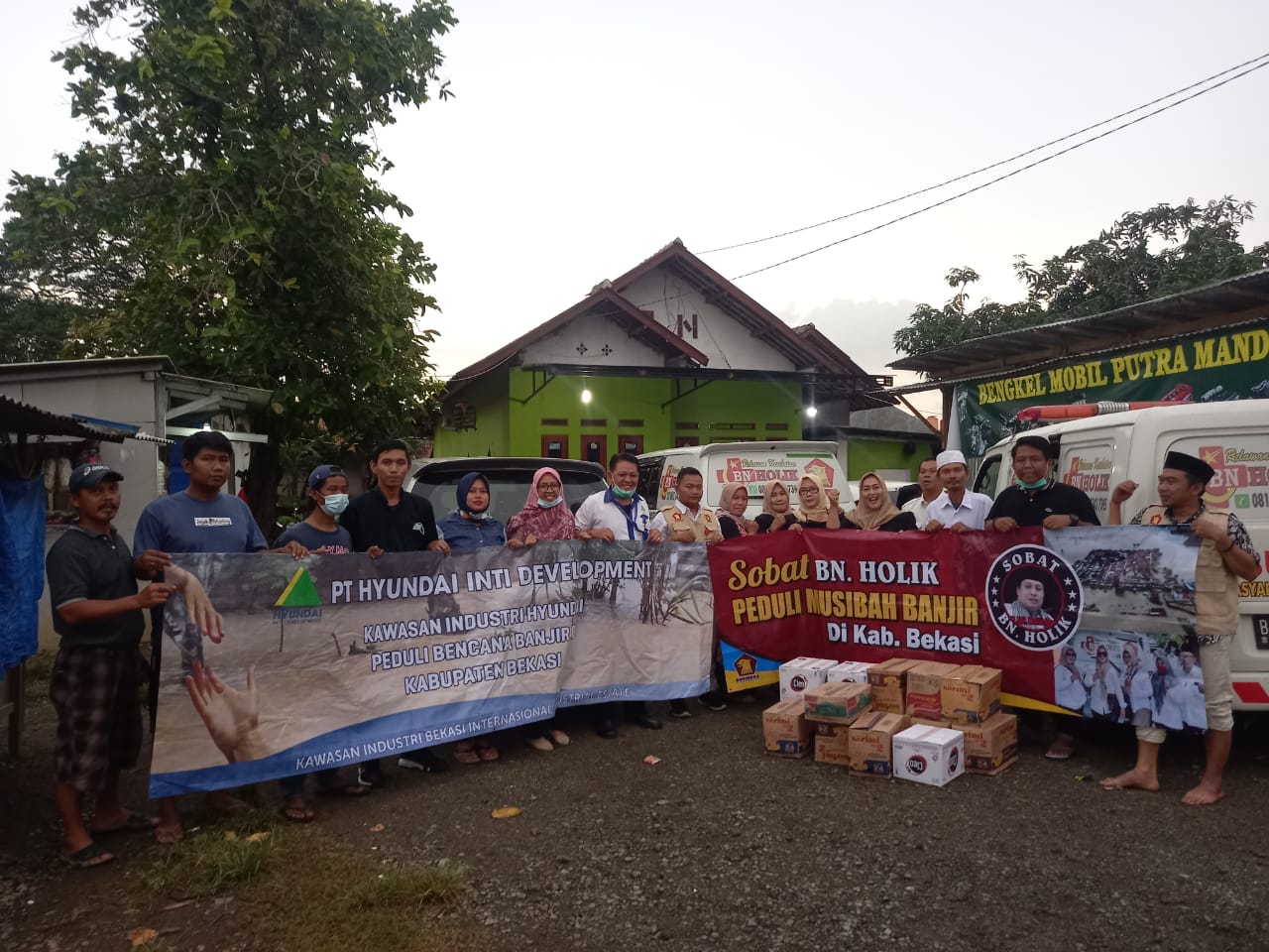 Penyerahan bantuan kepada korban bencana banjir di Kabupaten Bekasi