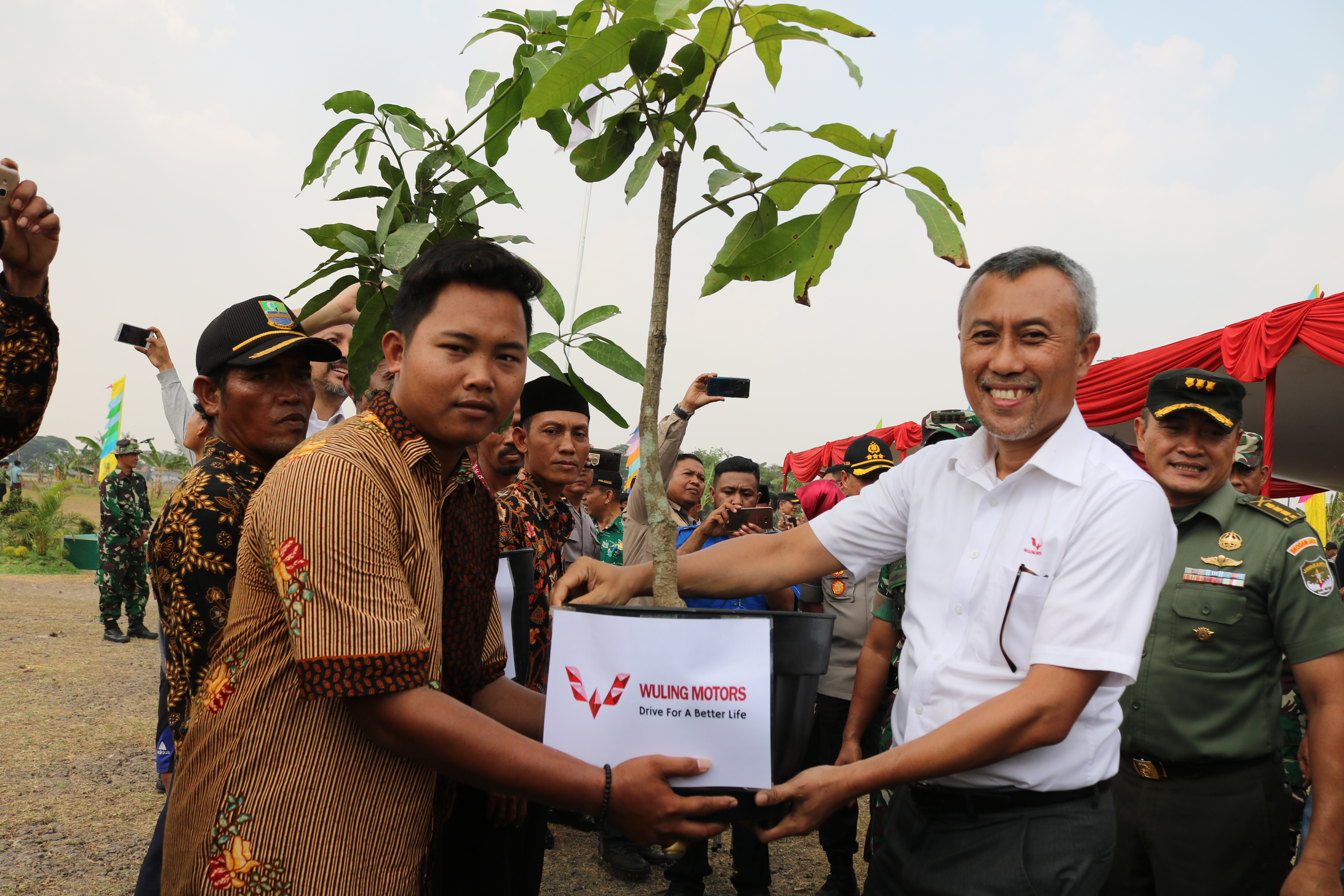Program Penanaman 1500 Pohon dan 20 Gerobak Sampah