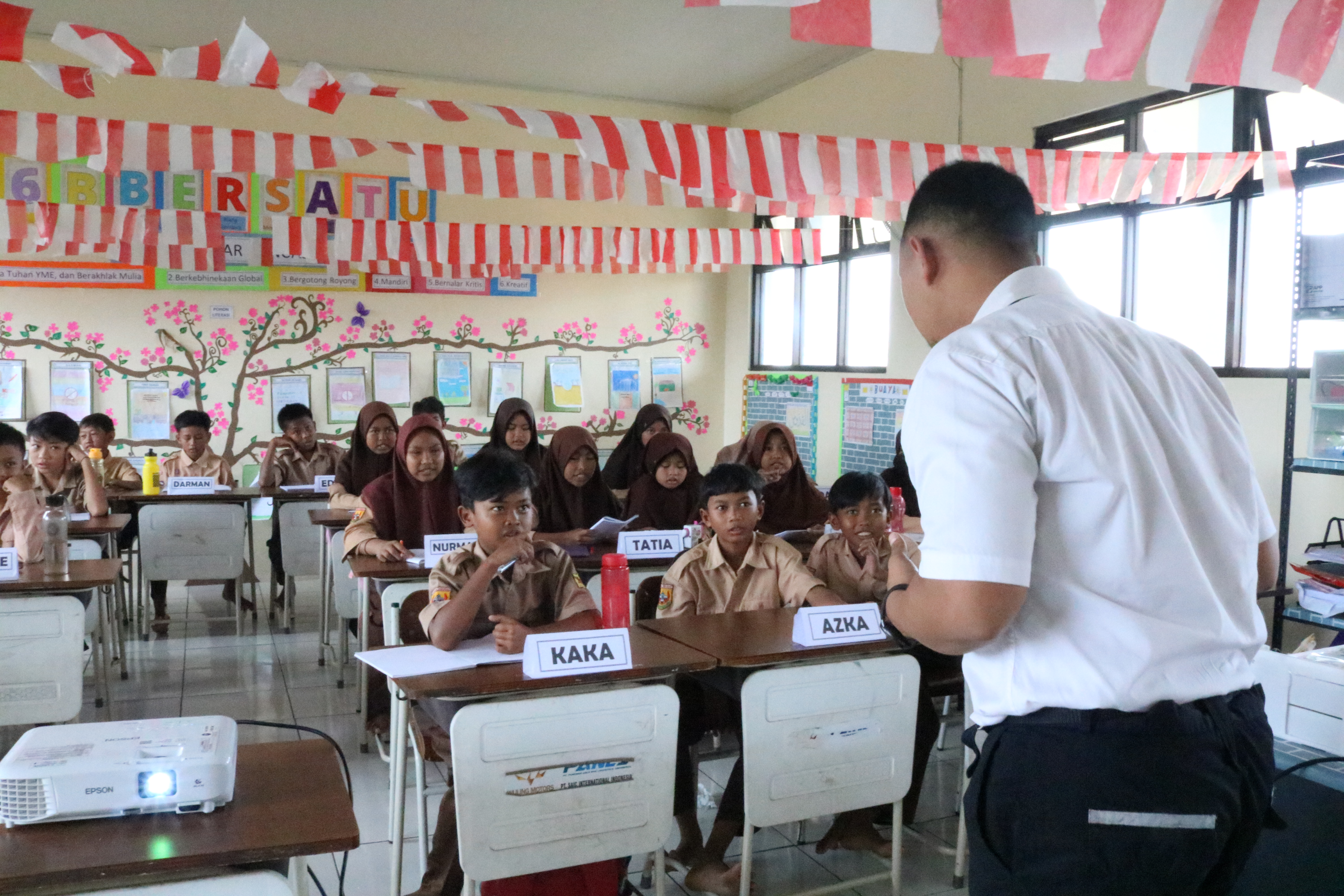 Pemberian Bantuan Dana untuk Perbaikan Fasilitas SDN Sukamahi 03
