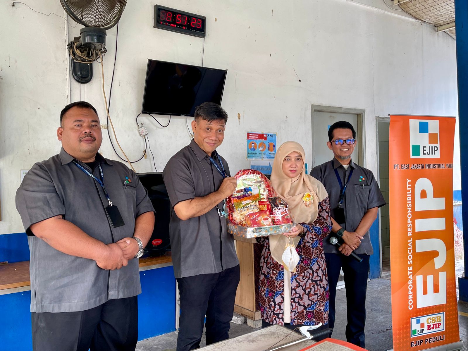 Kunjungan Profesi Siswa/i TK Madani ke Pos Damkar EJIP
