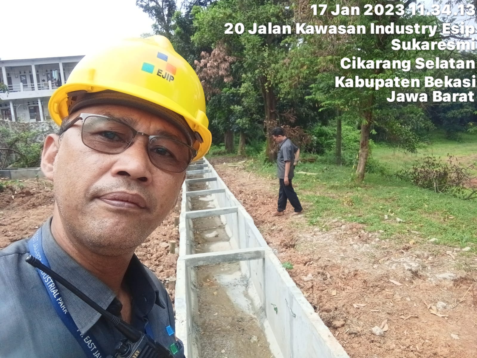 Perbaikan Saluran Air dilokasi tanah amblas Kampung Cicadas Desa Sukaresmi