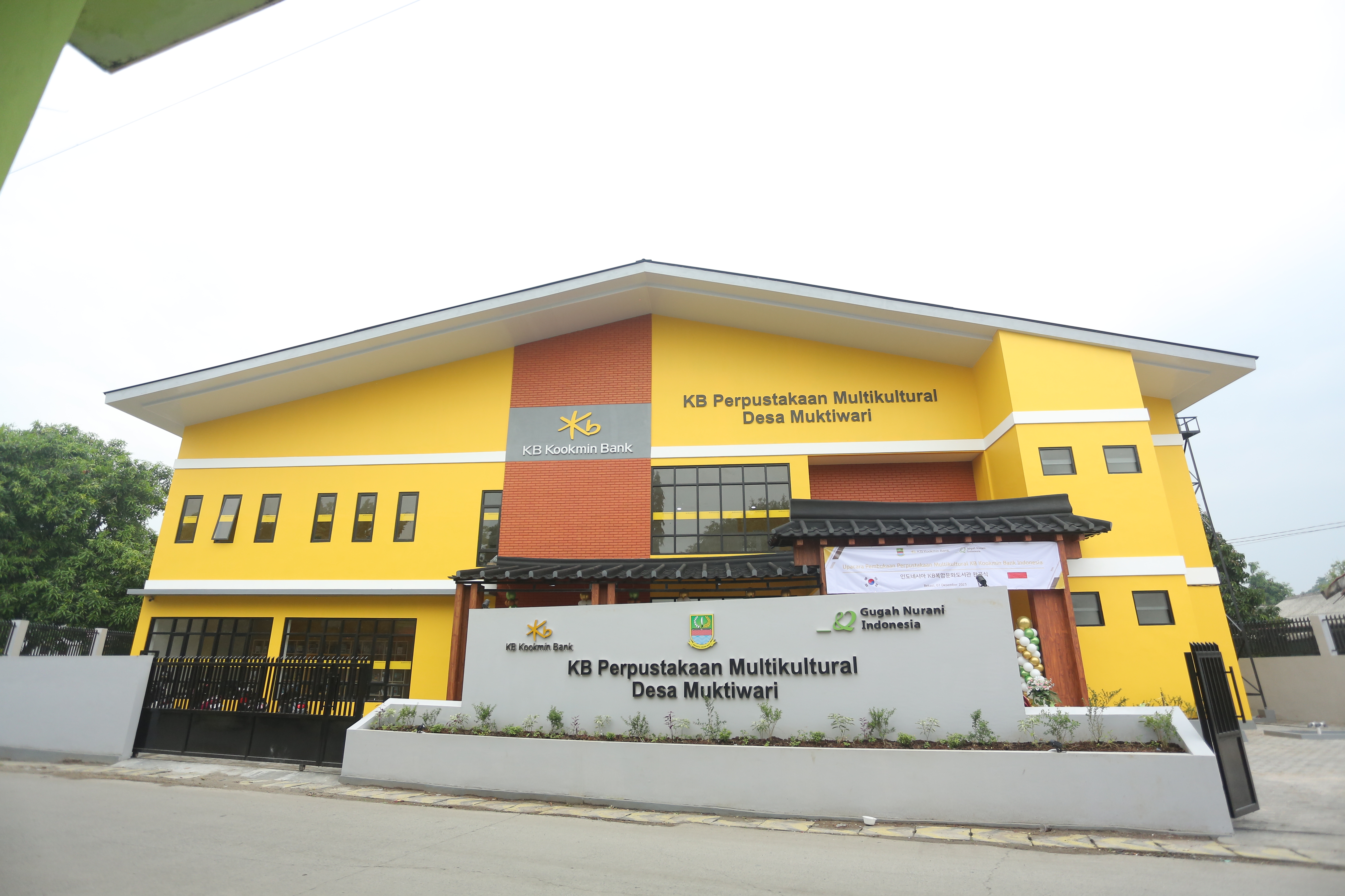 KB Bank-Literacy Movement in Bekasi Regency. Pembangunan Gedung Perpustakaan Multikultural di Desa Muktiwari