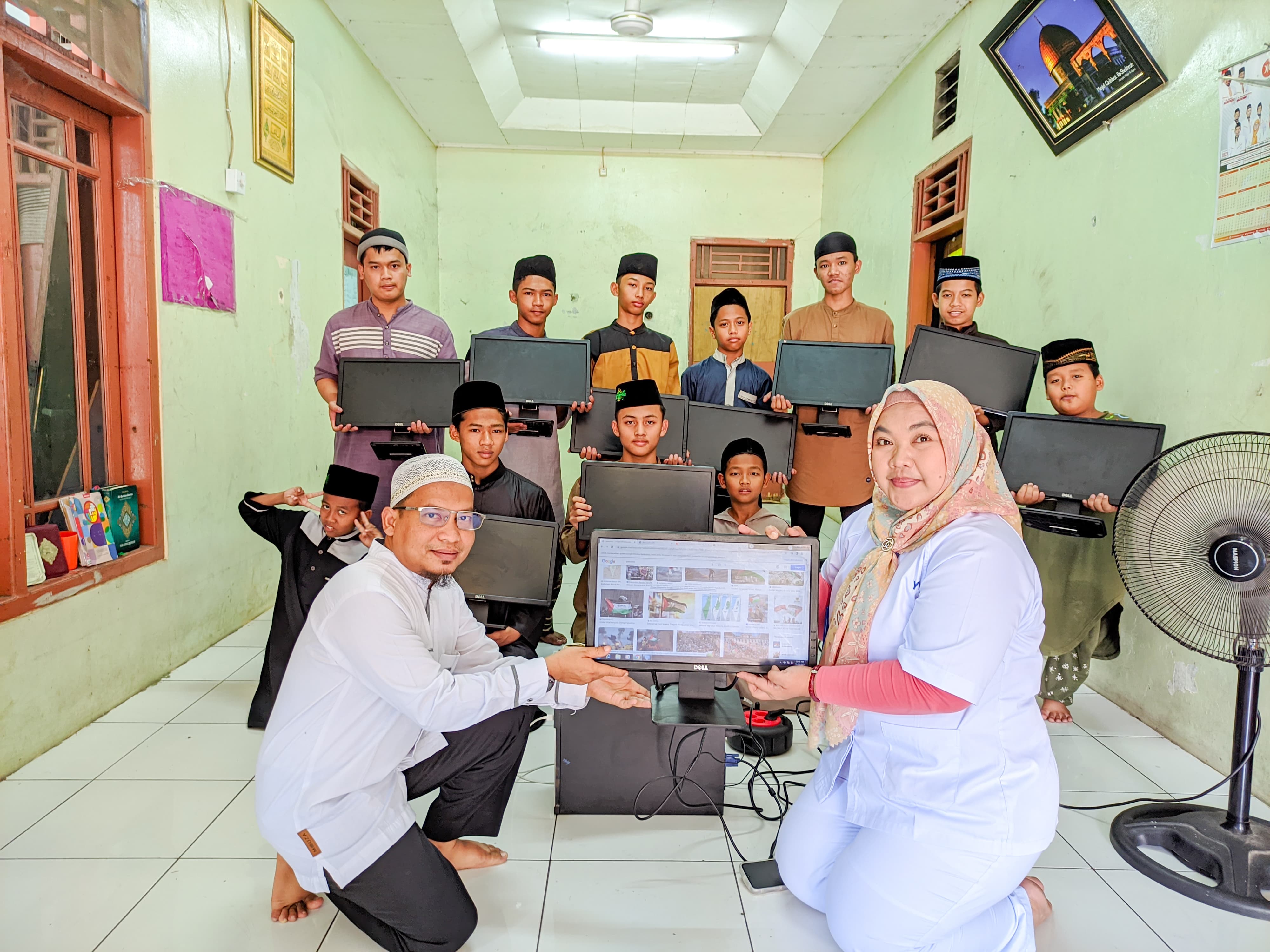 Pemberian bantuan Komputer