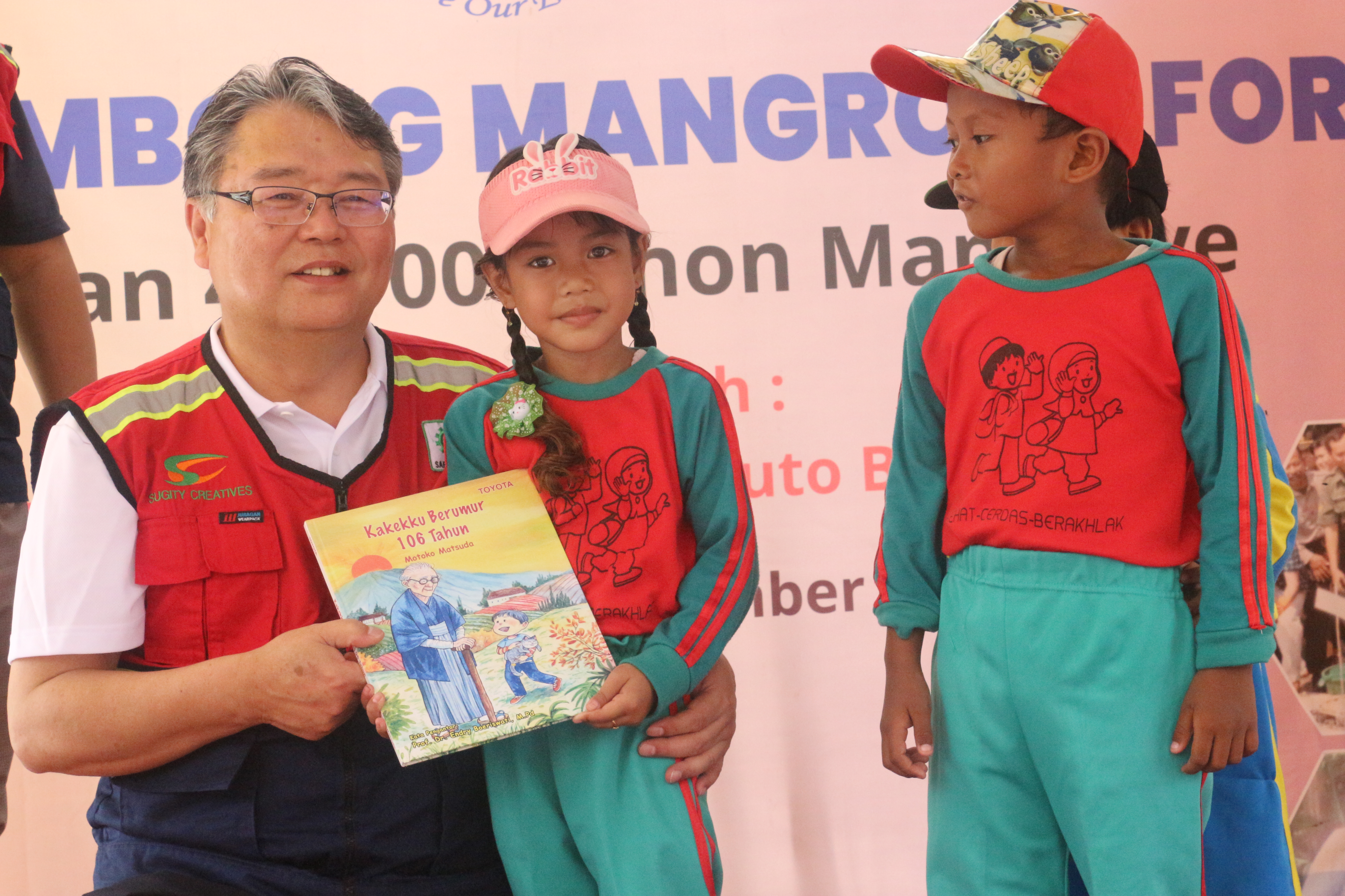 Penanaman mangrove 15.000 pohon, Donasi Buku Ehon ( cerita bergambar ) dan peralatan sekolah