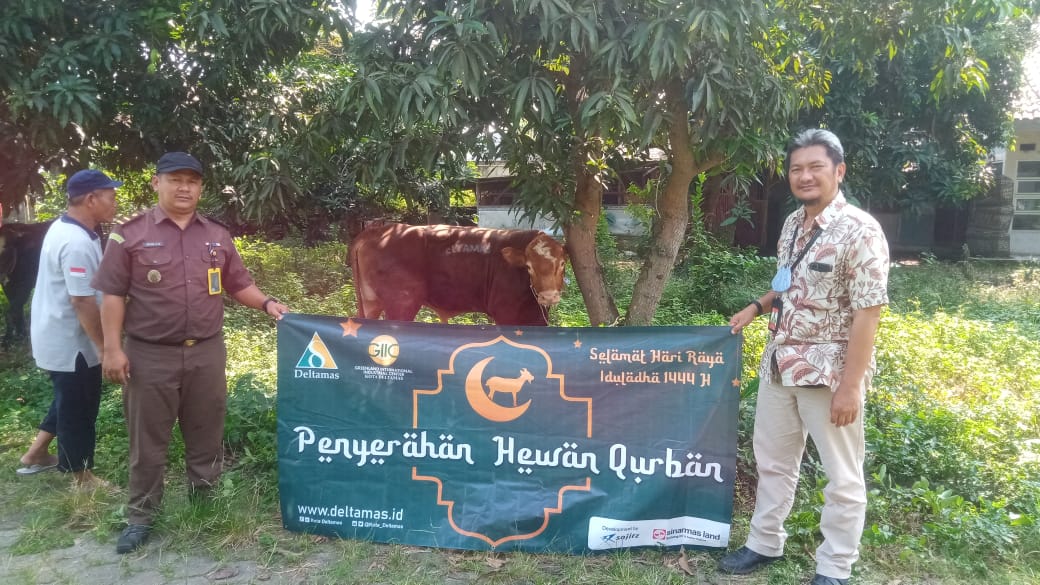 Bantuan hewan qurban untuk instansi dan desa sekitar kawasan kota deltamas