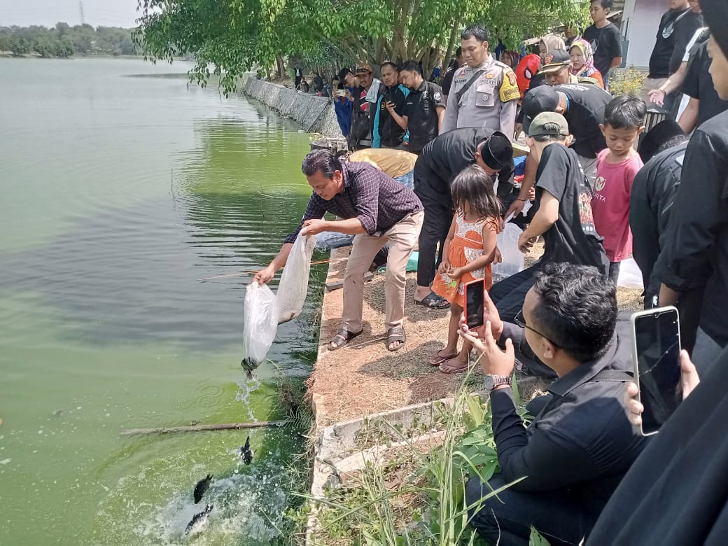 Bantuan penurunan ikan mas di situ binong dalam rangka Hajat Bumi
