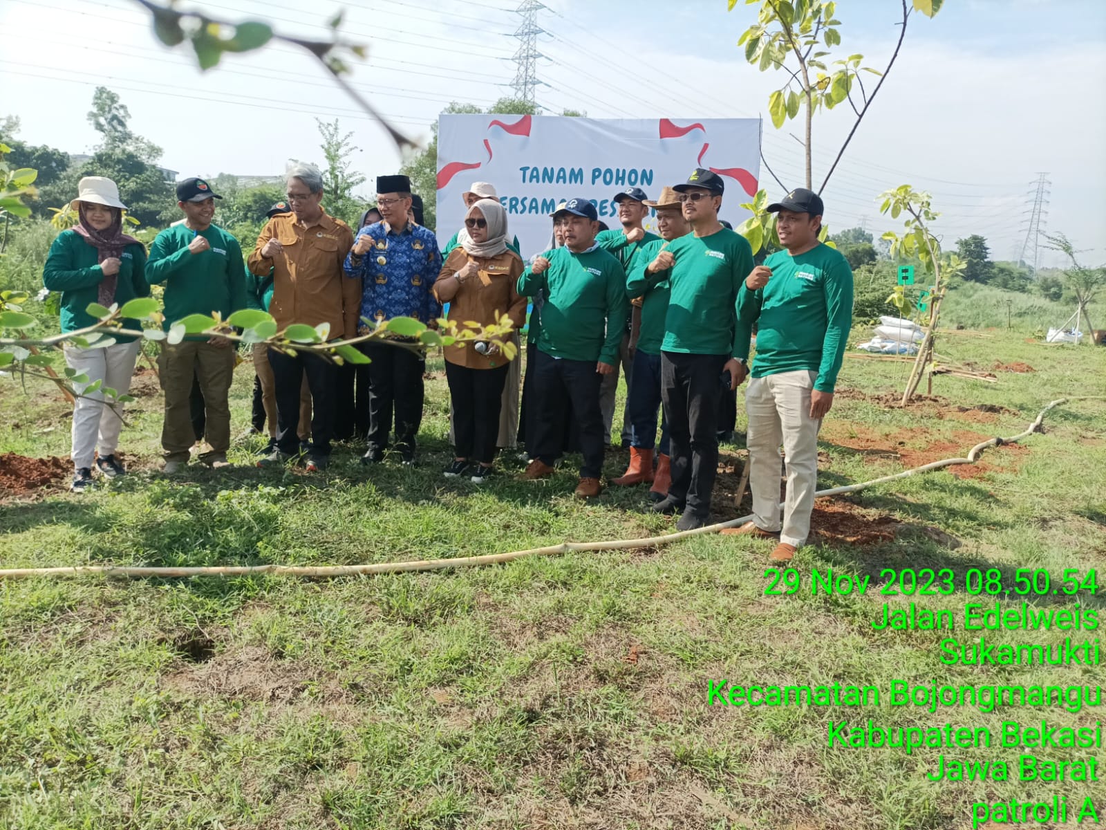 Penanaman pohon disekitar bantaran kali cipamingkis