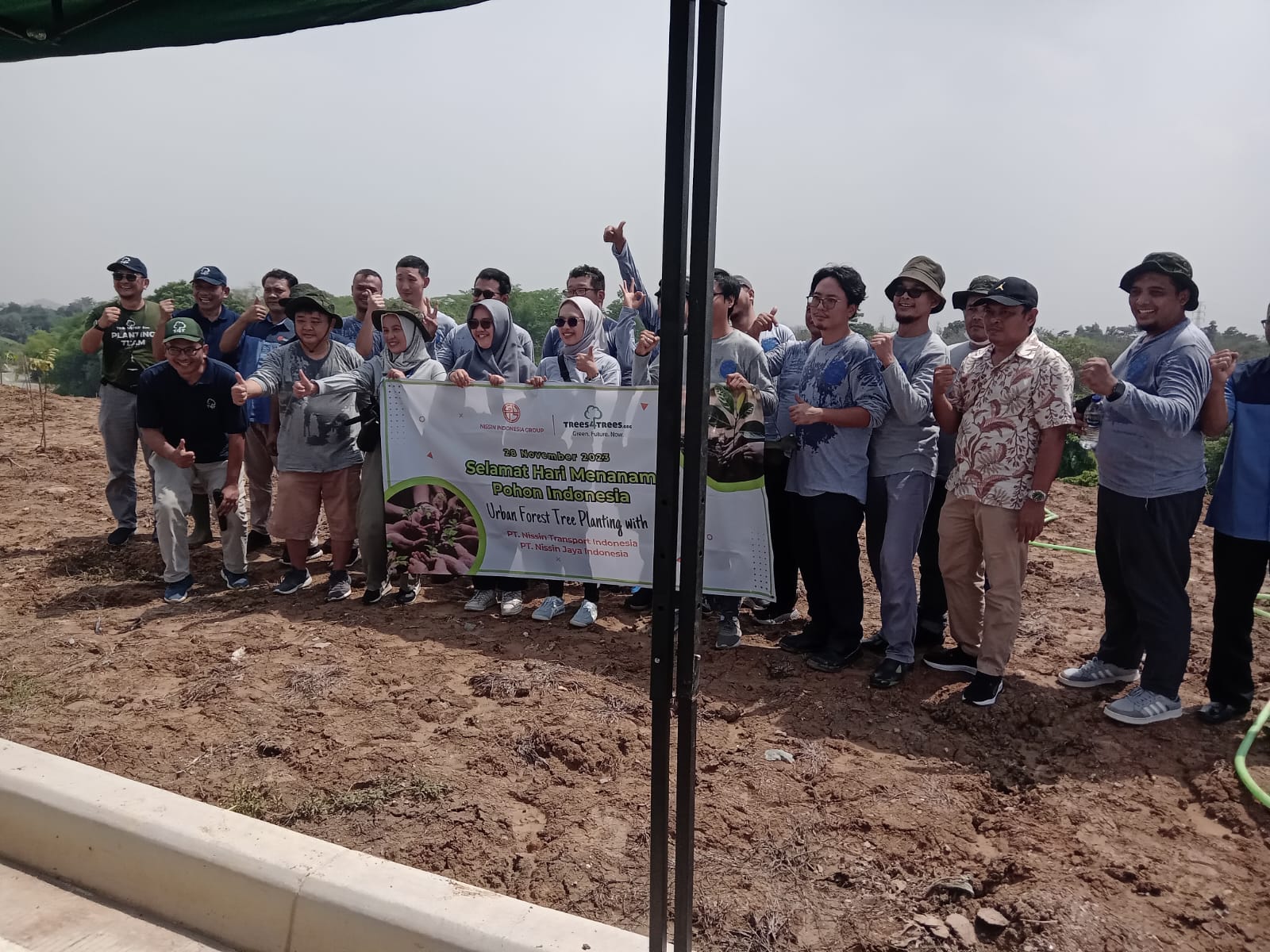 Penanaman pohon disekitar bantaran kali cibeet