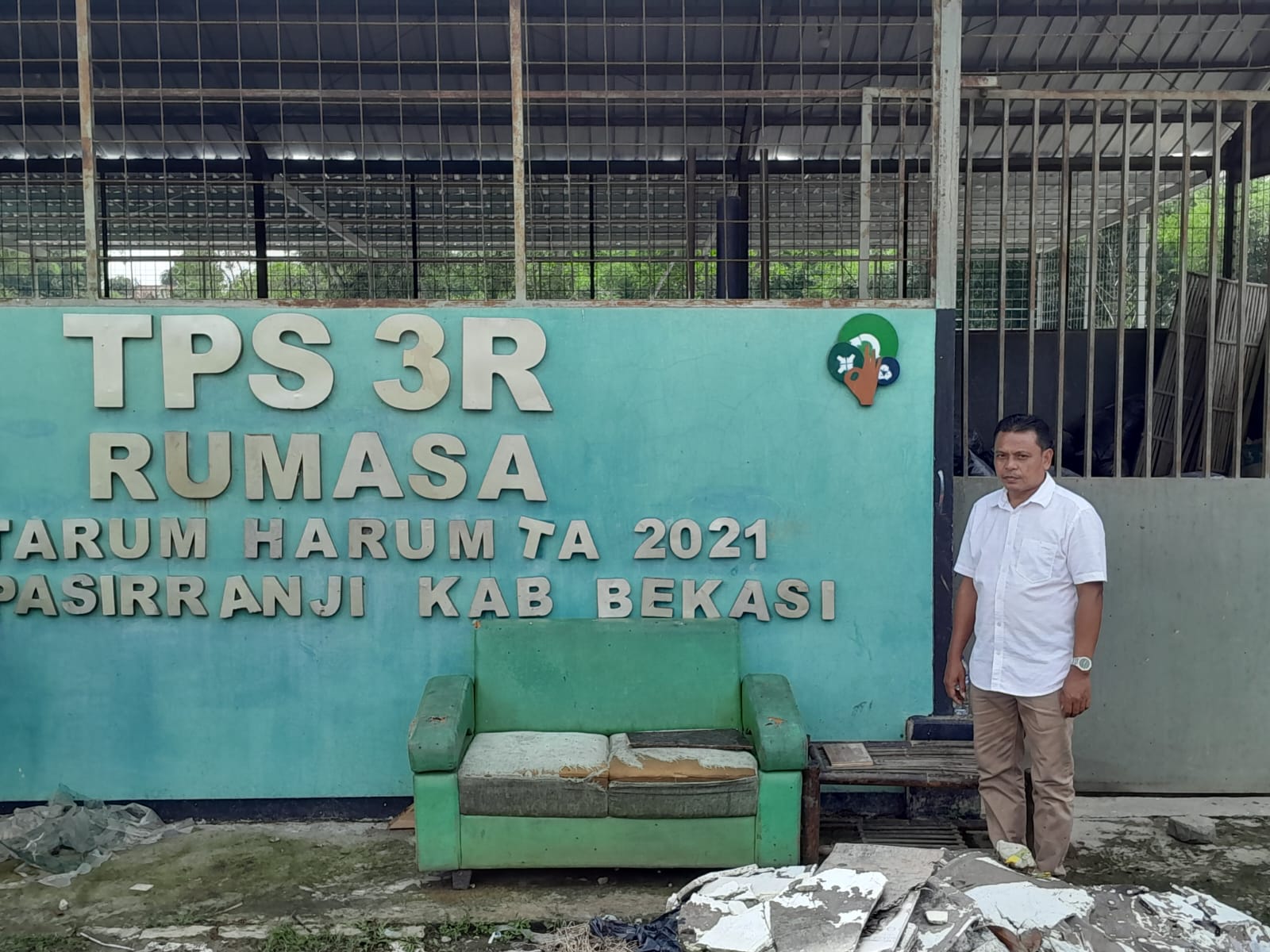 Bantuan pembangunan tempat sampah di desa pasirranji
