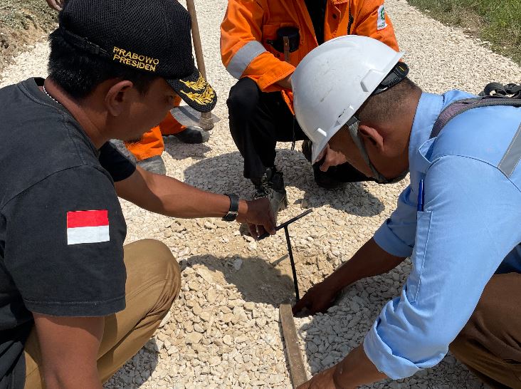 Program CSR pembangunan infrastruktur pengerasan jalan makam Desa Muara Bakti
