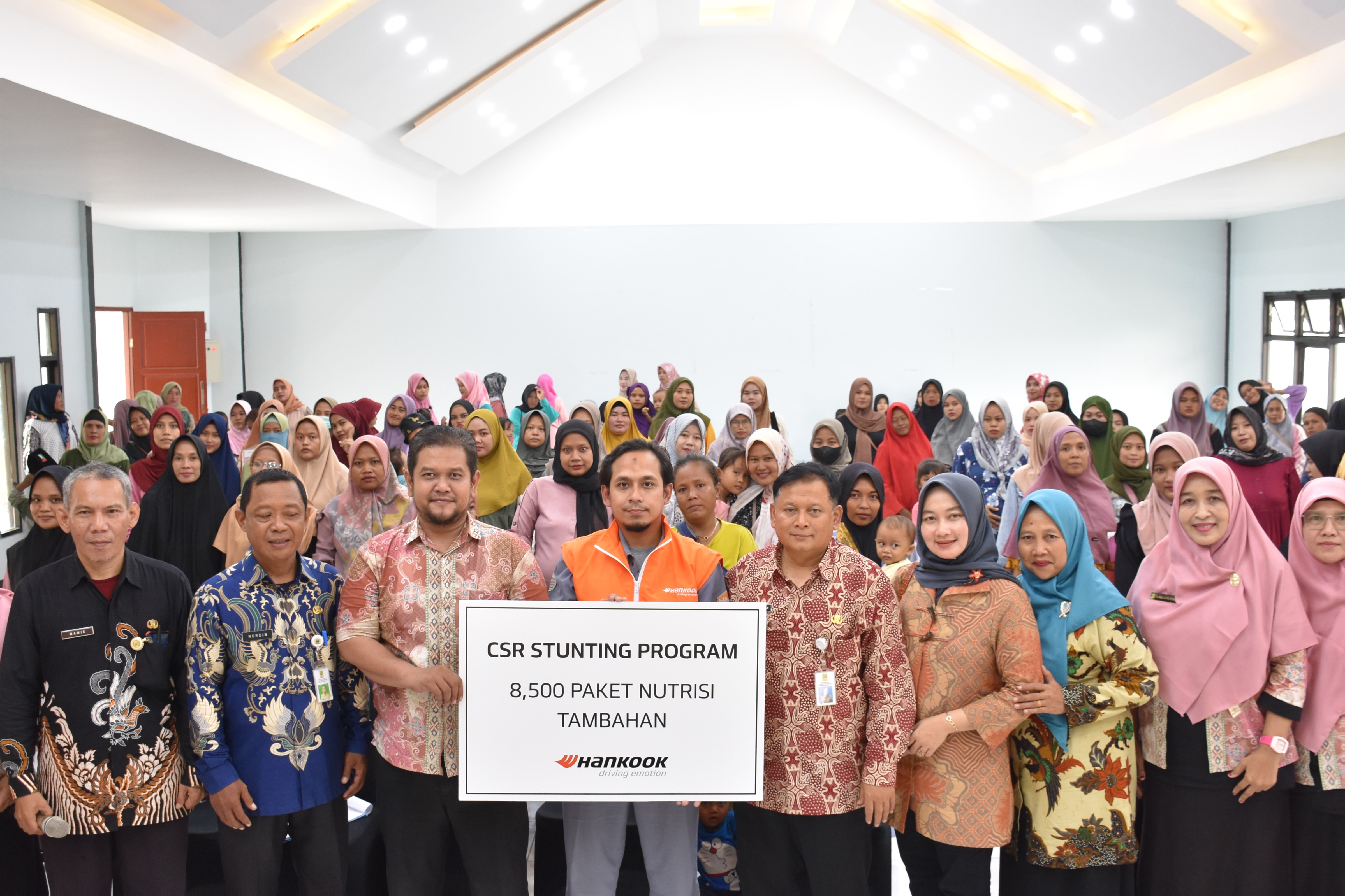 Serah terima 8,500 paket nutrisi makanan untuk anak dengan stunting, dan 100 paket untuk susu dan starter pack kit melahirkan, untuk ibu hamil.