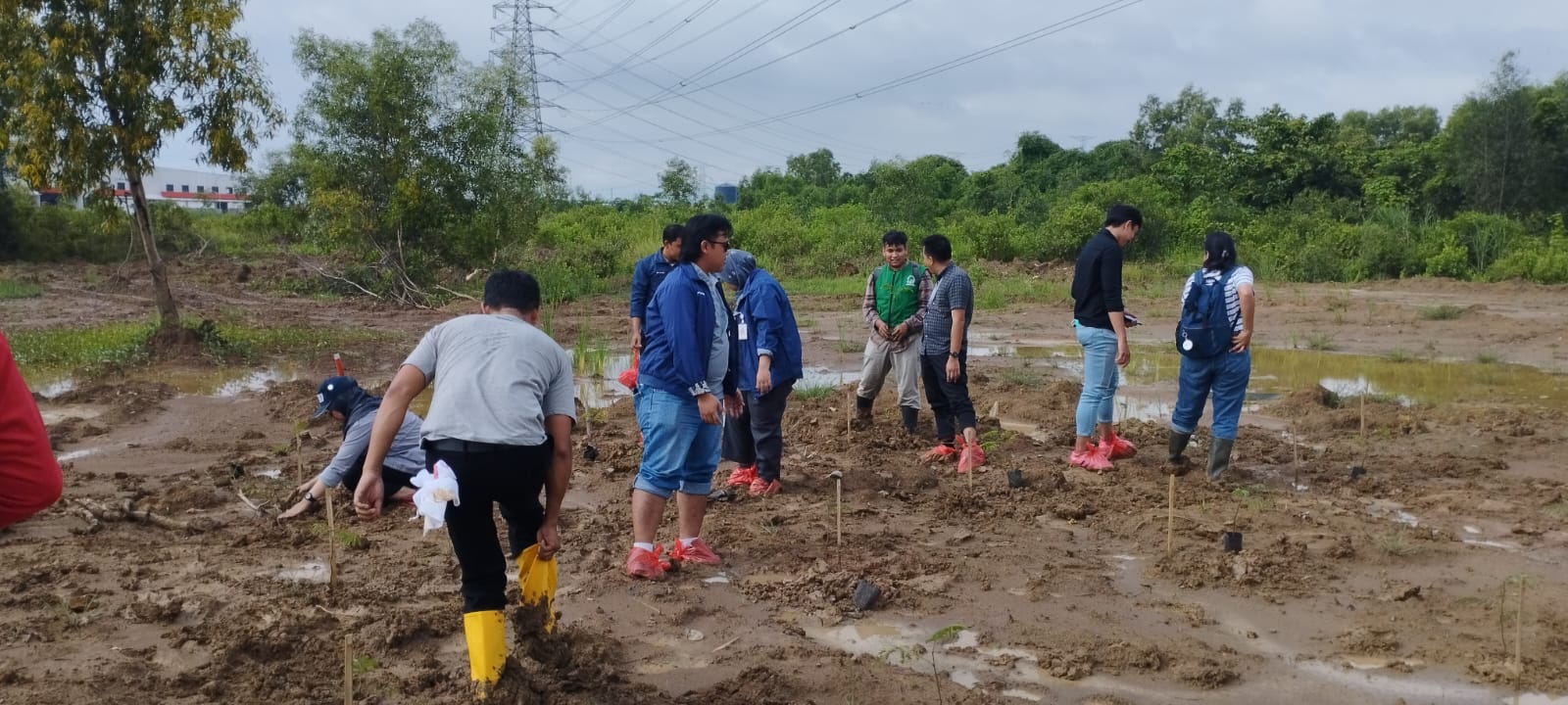 Penanaman pohon bersama tenant GIIC Kota deltamas