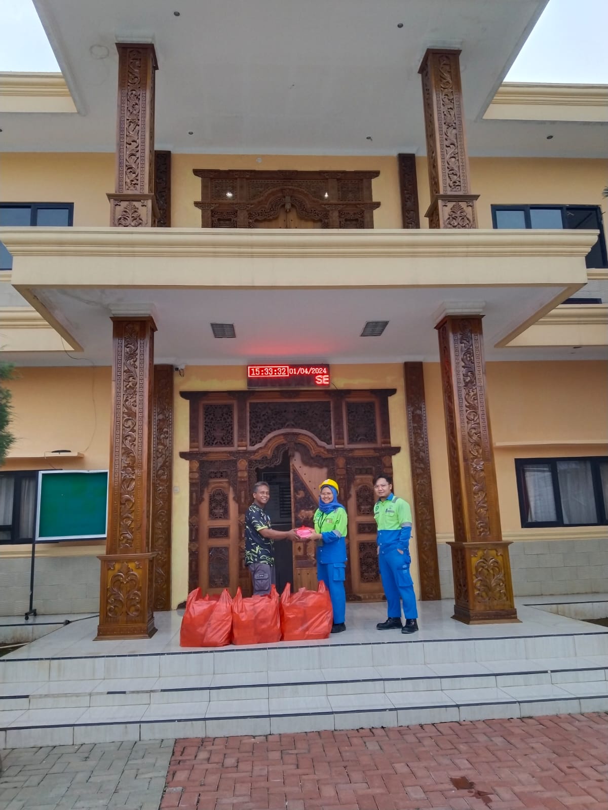 TML - Pembagian nasi box dan takjil untuk  Kelurahan Cijaya & warga Rt 05