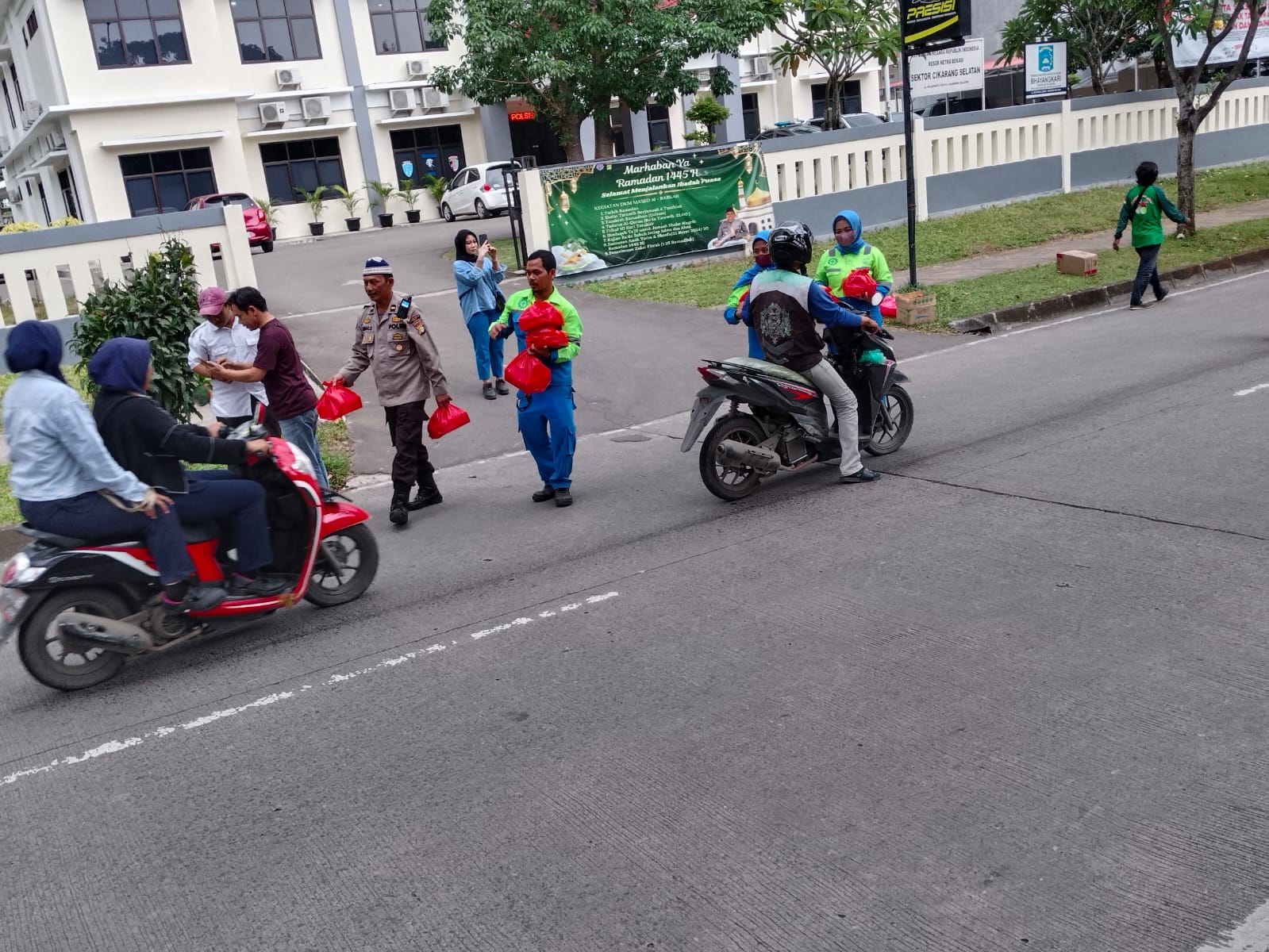 Tatalogam Lestari - Berbagi Takjil Buka Puasa