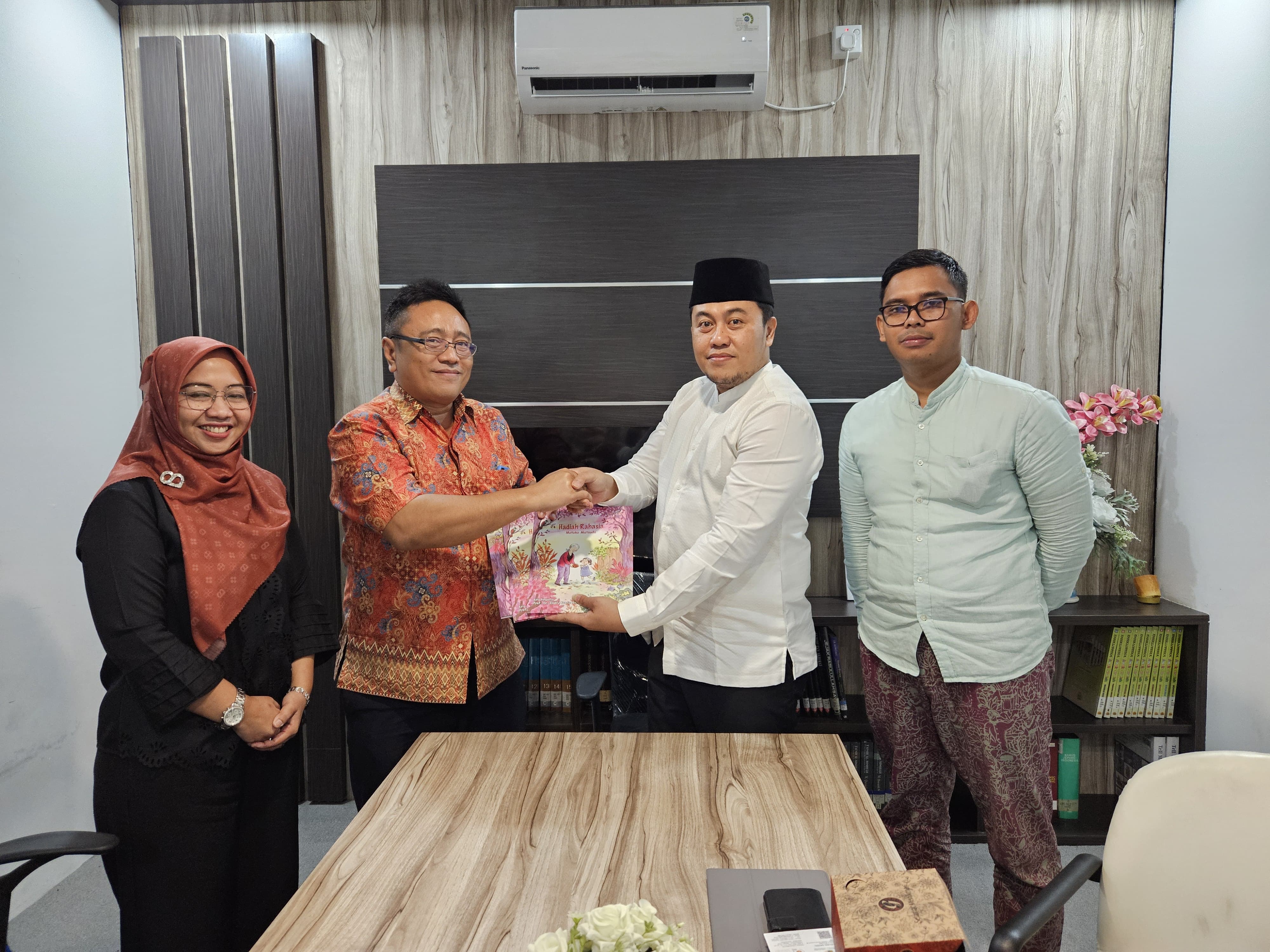 Donasi Buku Ehon edisi ke 14 Disarpus " Hadiah Rahasia "
