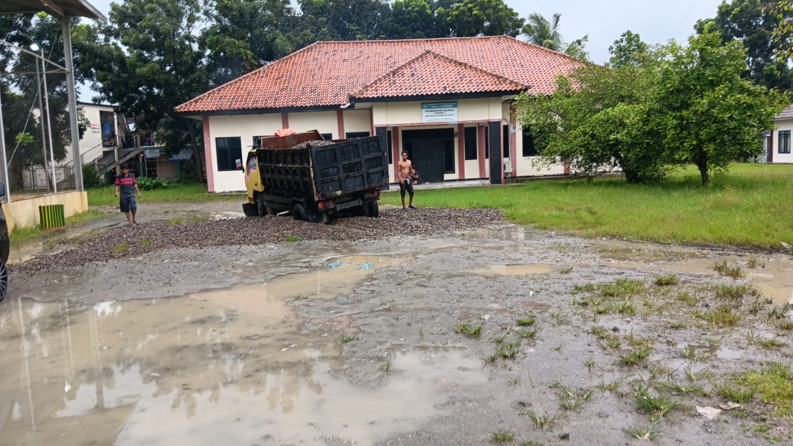 Bantuan Material Sirtu untuk pengurugan halaman Kantor