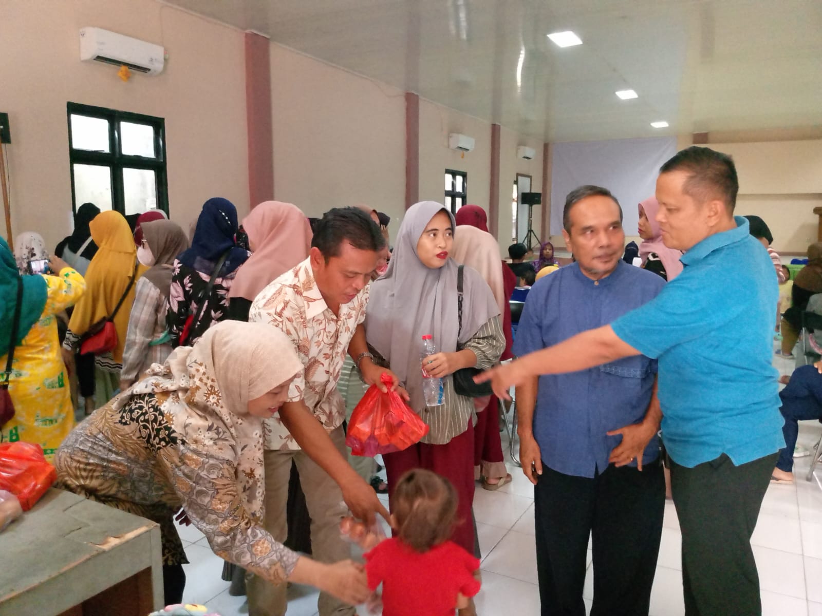 Bantuan susu dan telur untuk anak stunting kecamatan Cibarusah