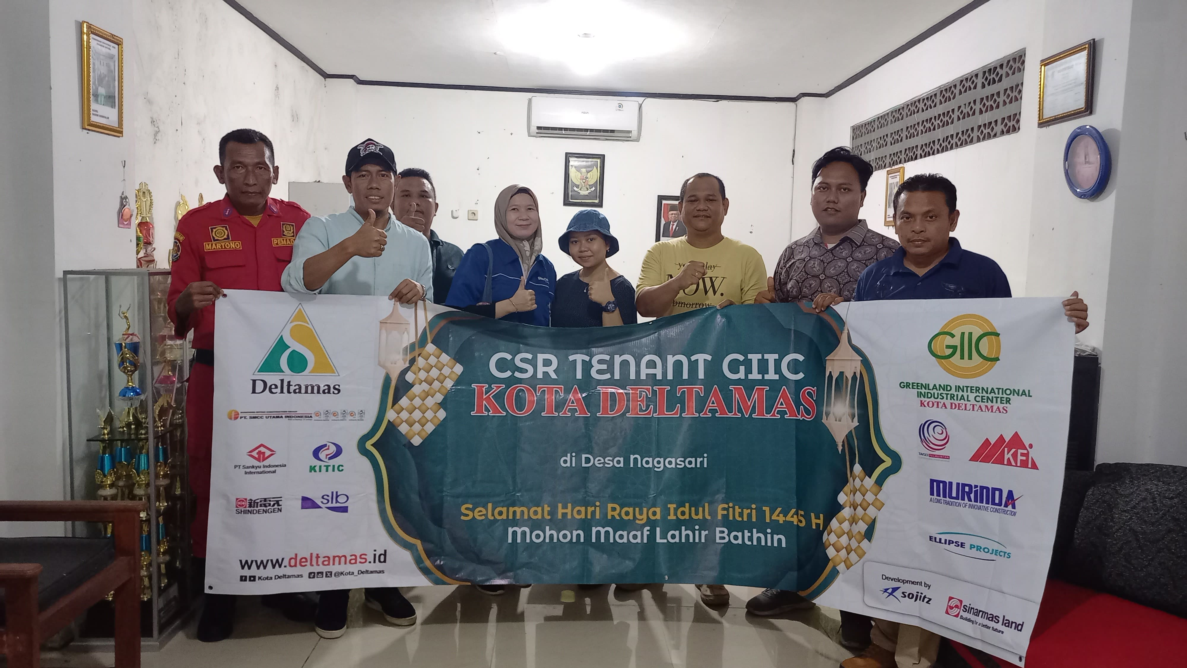 Bantuan paket sembako idul fitri untuk warga sekitar kawasan kota deltamas