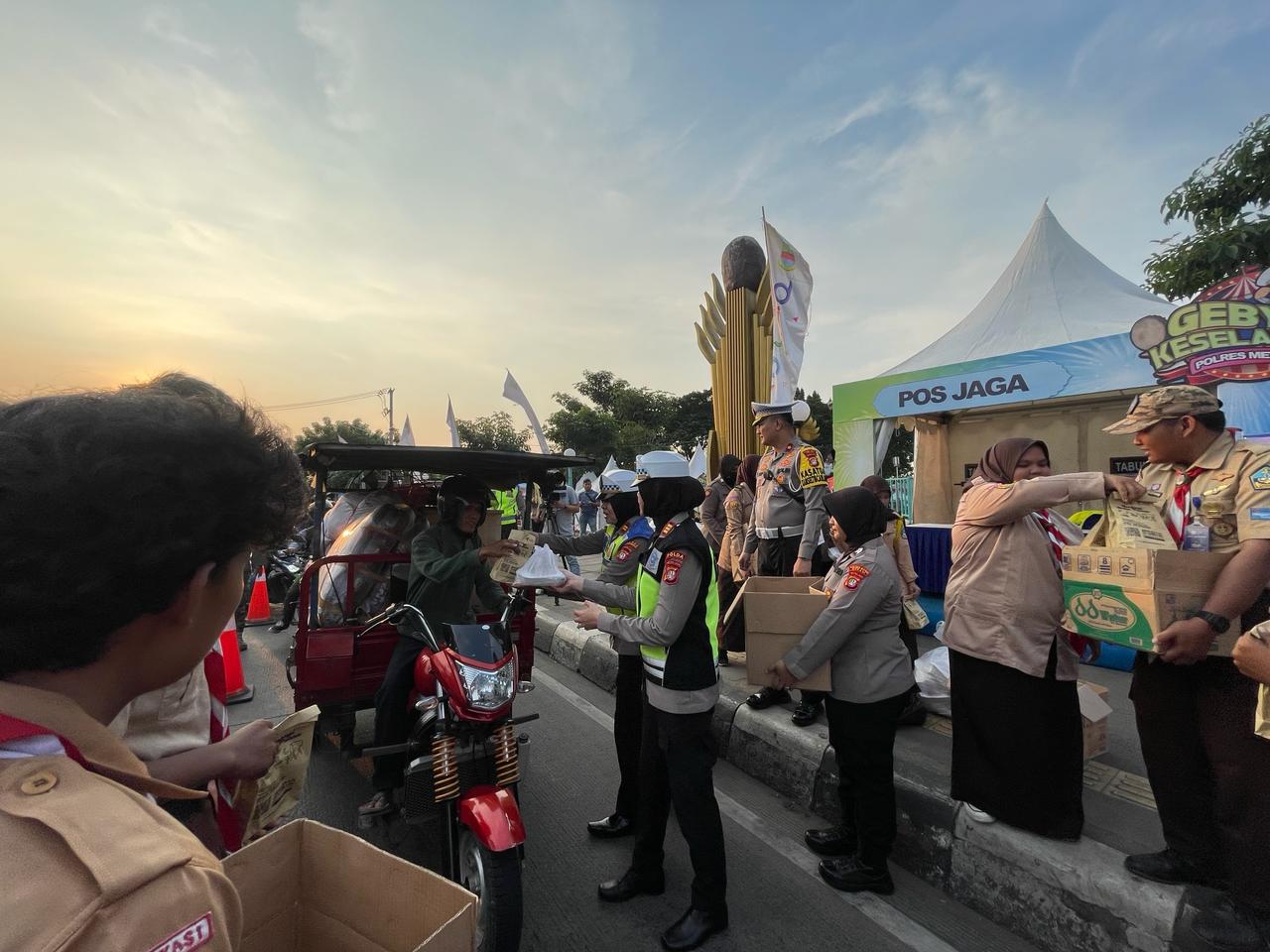DUKUNGAN POSKO MUDIK LEBARAN BERSAMA SATLANTAS RESTRO BEKASI