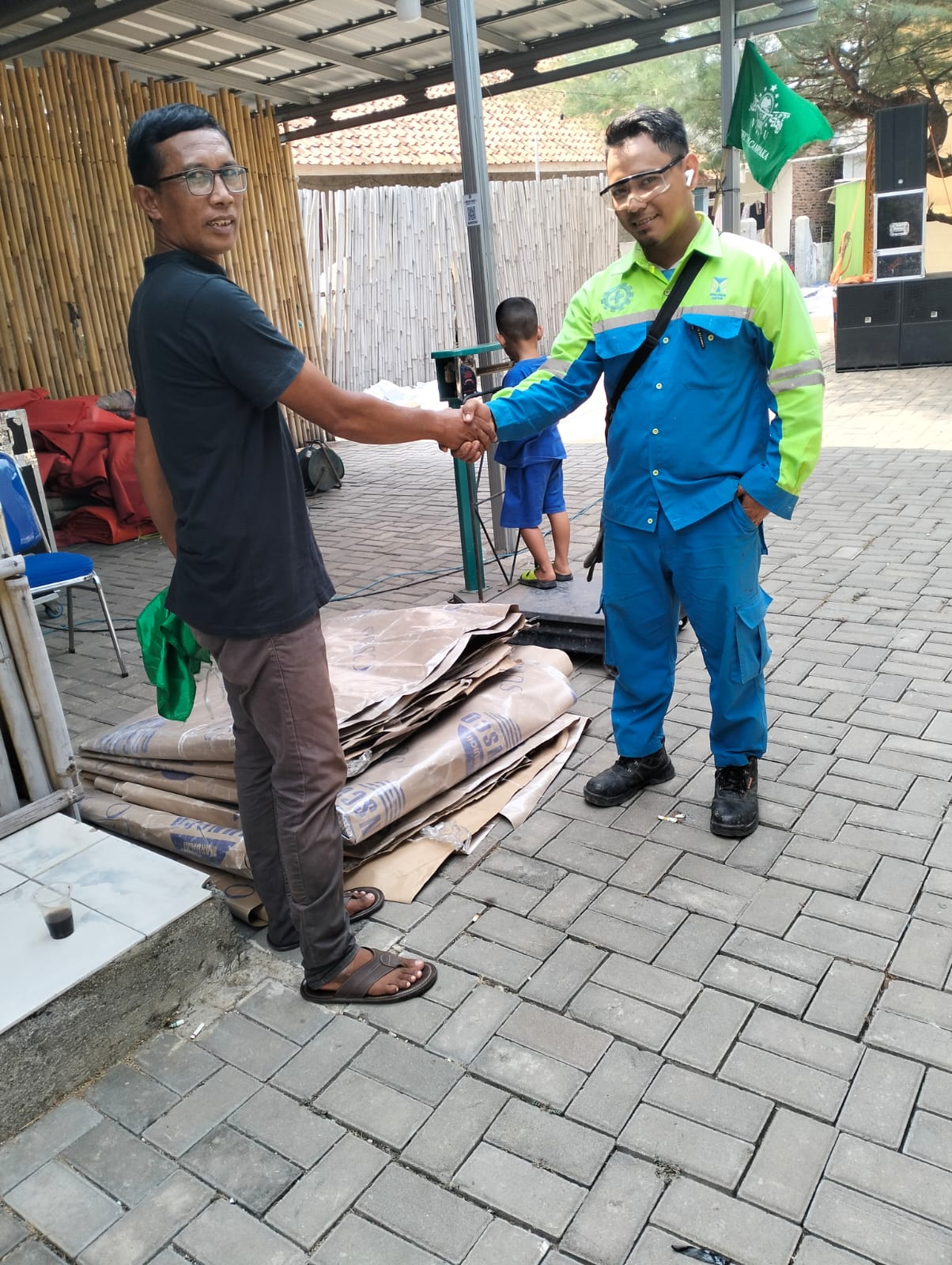 TML - Pemberian kertas coil untuk kegiatan warga