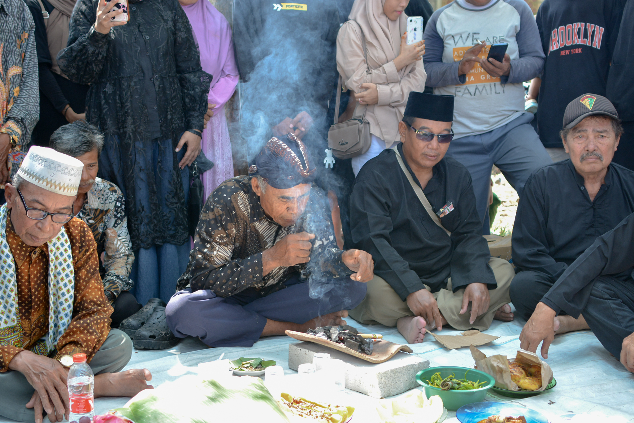 Bantuan berupa ikan mas 400 kg acara Hajat bumi Situ Binong di Desa Hegarmukti