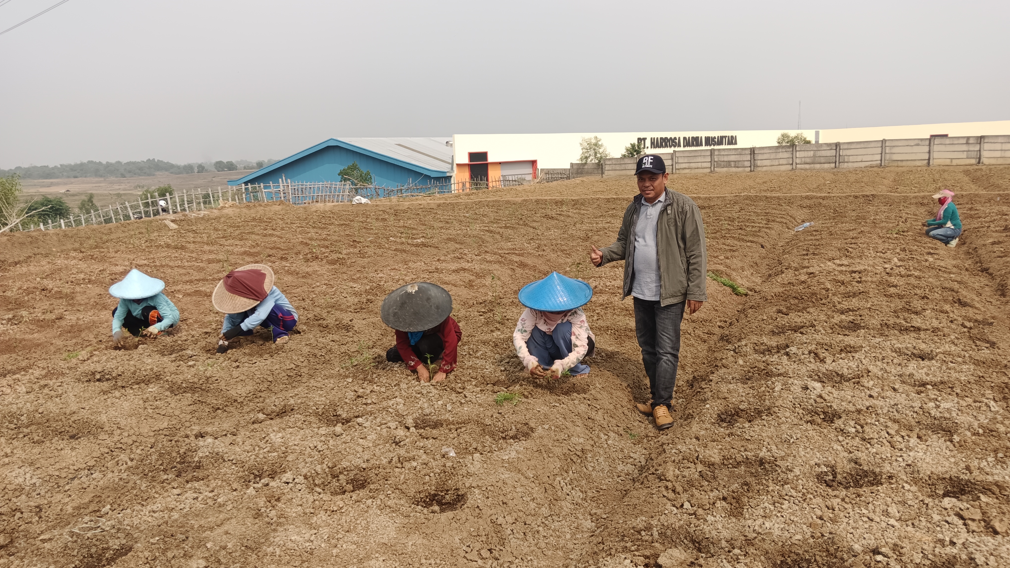 Bantuan mengalirkan air bersih dan penampung air untuk para petani menanam cabe desa cicau