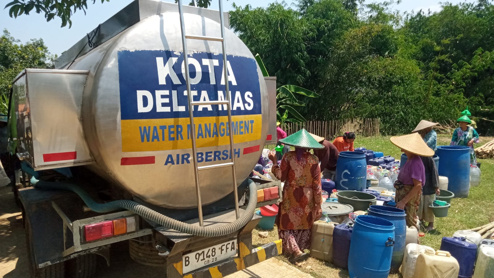 Bantuan air bersih untuk warga kekeringan di desa Cibarusah Kota Kec, Cibarusah
