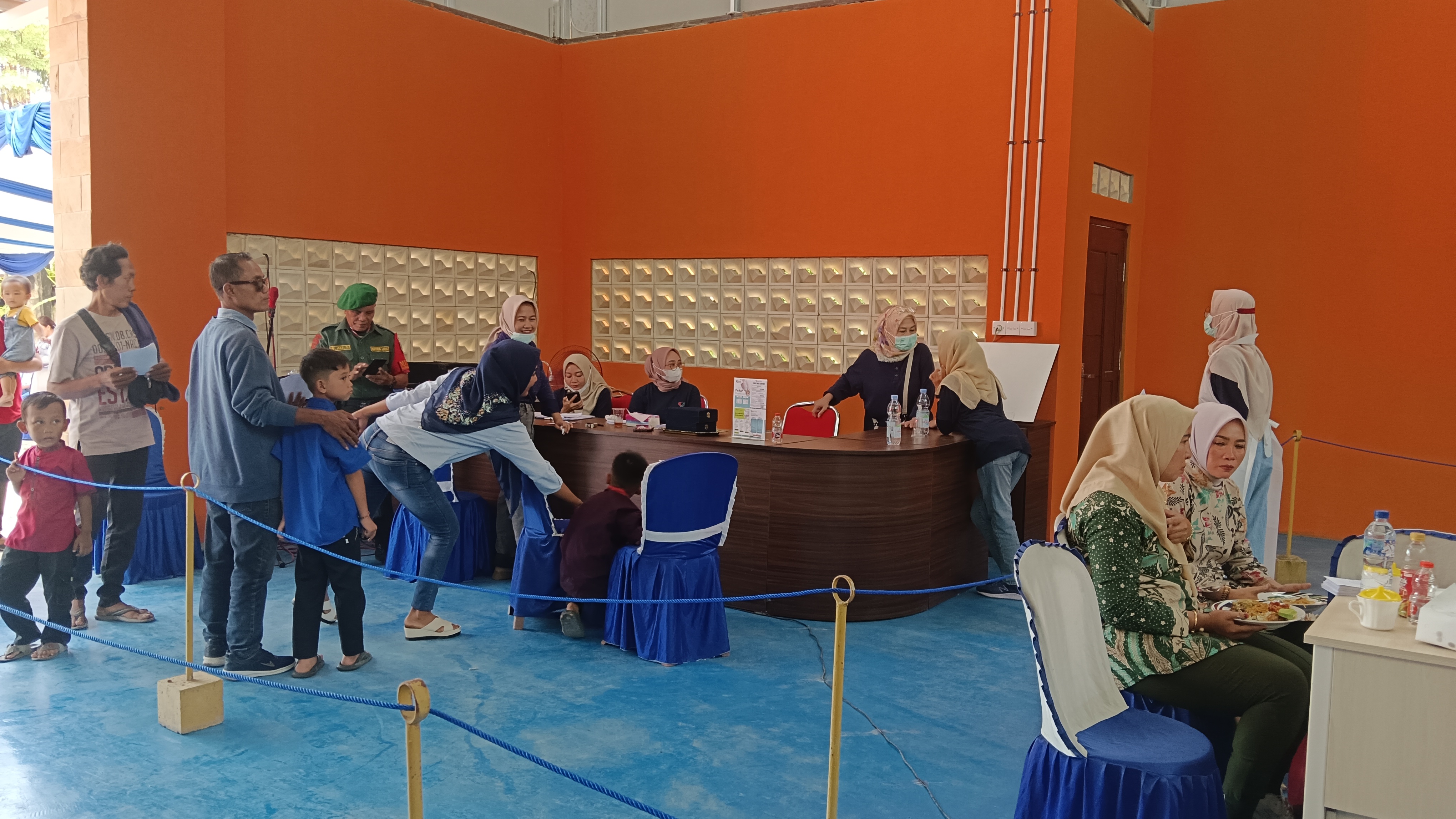 Bantuan logistik makan siang dalam rangka Khitanan masal, kerjasama dengan Koramil Serang Baru