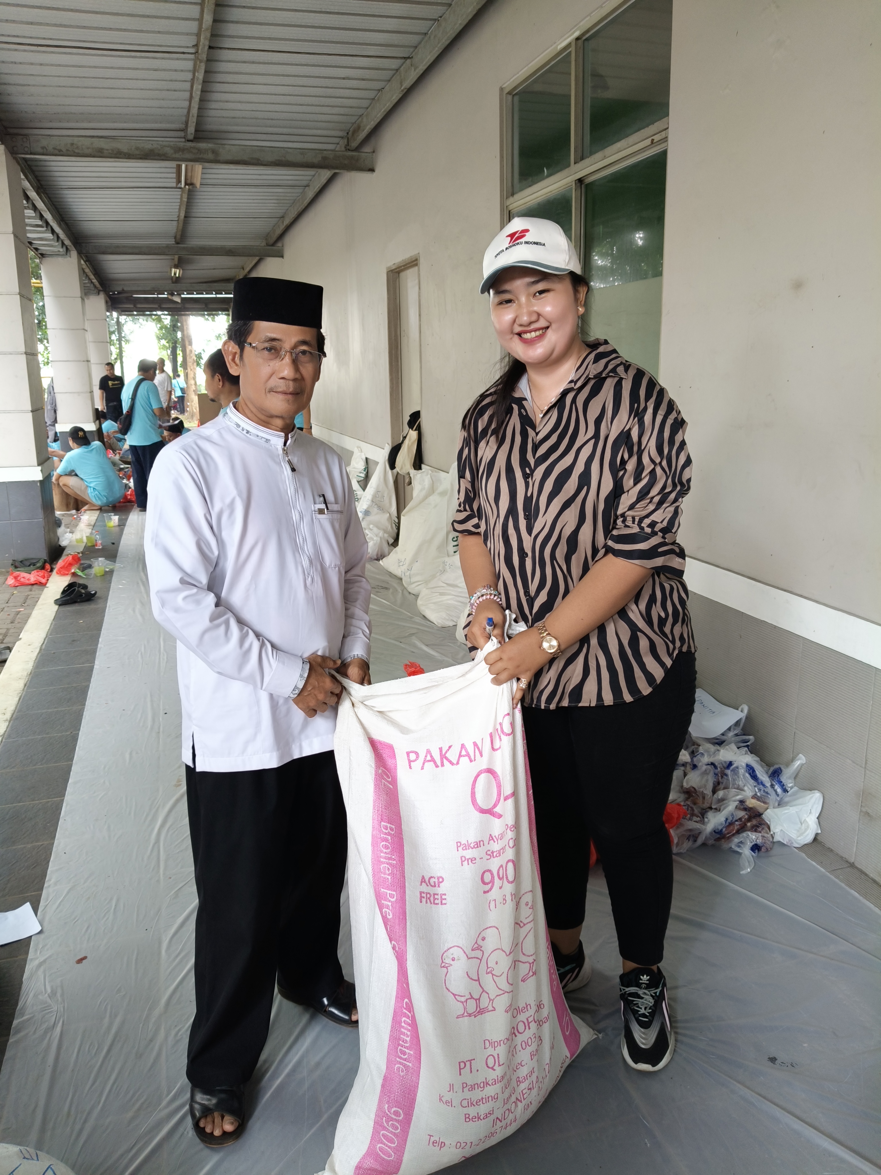 Pembagian Daging Hewan Qurban untuk Warga Desa Gandamekar, Mekarwangi, Gandasari