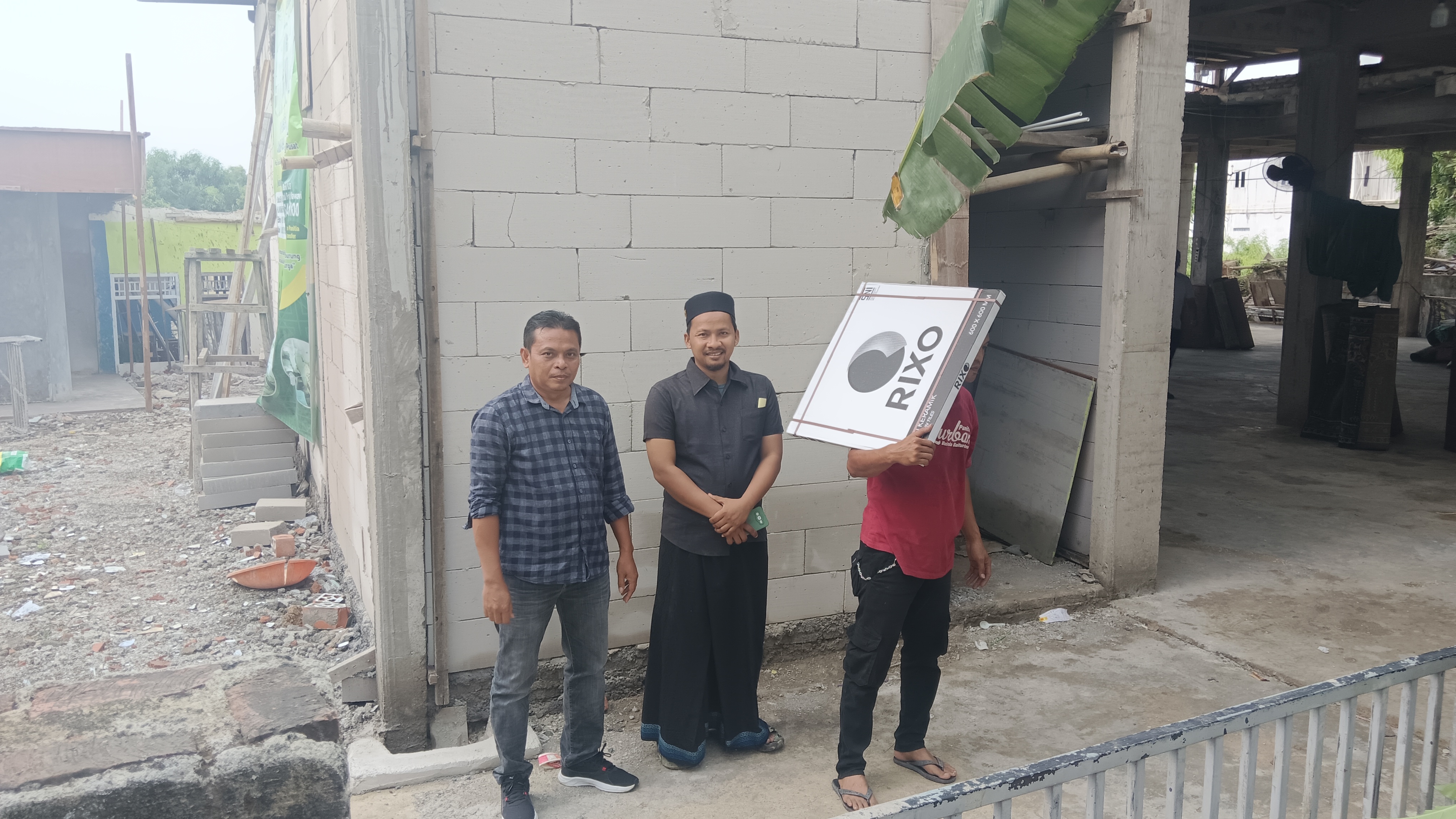 Bantuan material berupa Granit 400 Meter