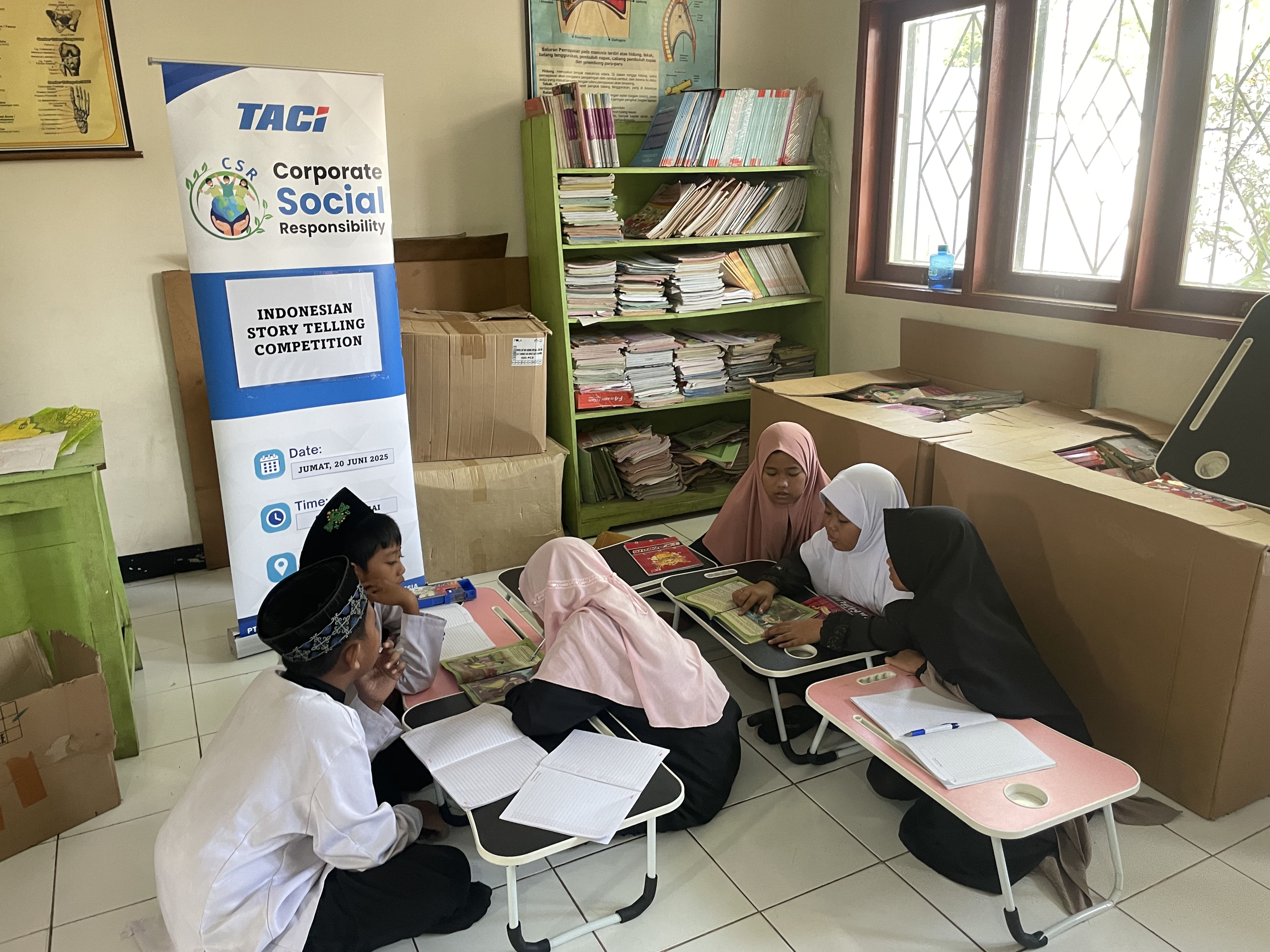 Donasi buku untuk perpustakaan di SD Negeri Cikedokan 01