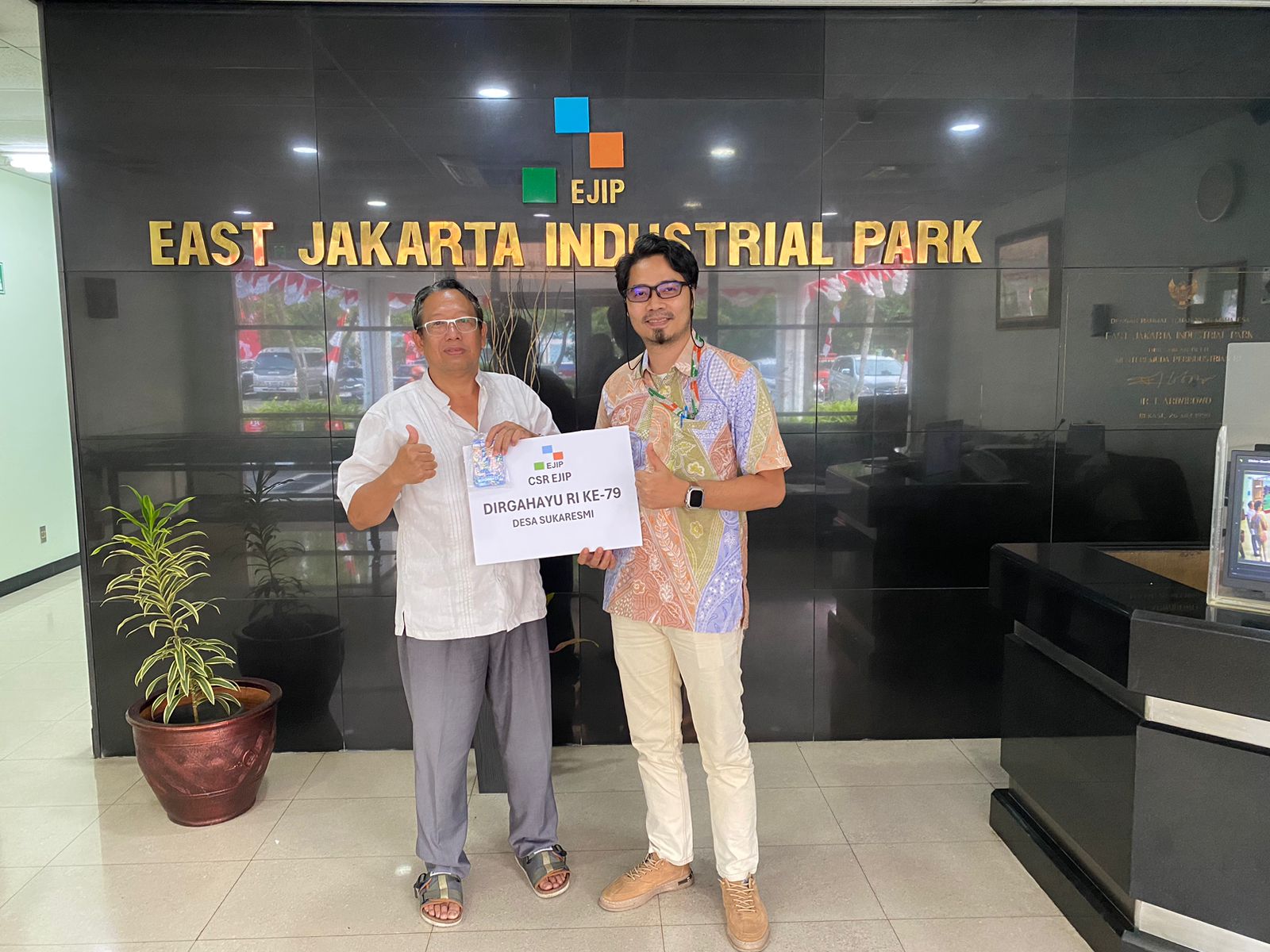 Dukungan pengadaan hadiah untuk kegiatan peringatan HUT RI ke 79 di Halaman kantor Desa Sukaresmi