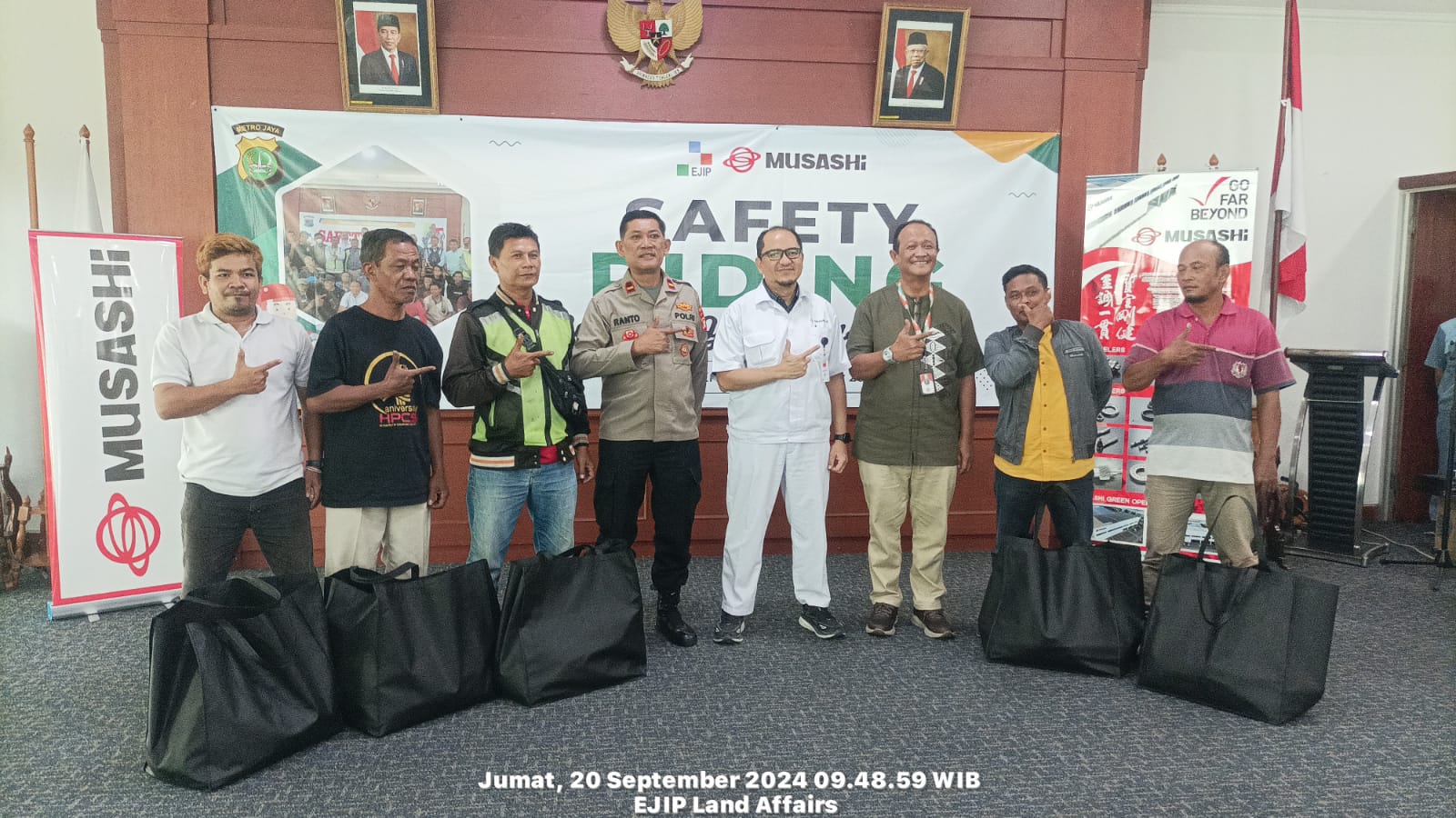 Safety Riding dan Donasi Sembako bersama Pengemudi Ojek Pangkalan KI EJIP