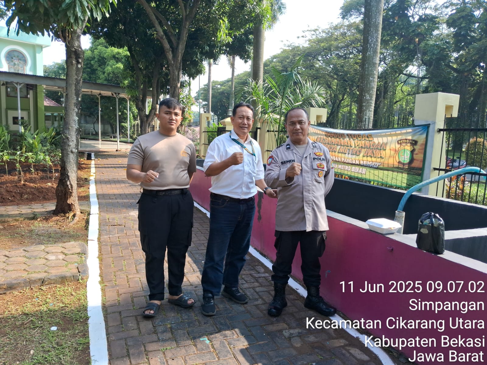 Bantuan air bersih kolam ketahanan pangan Polres Bekasi