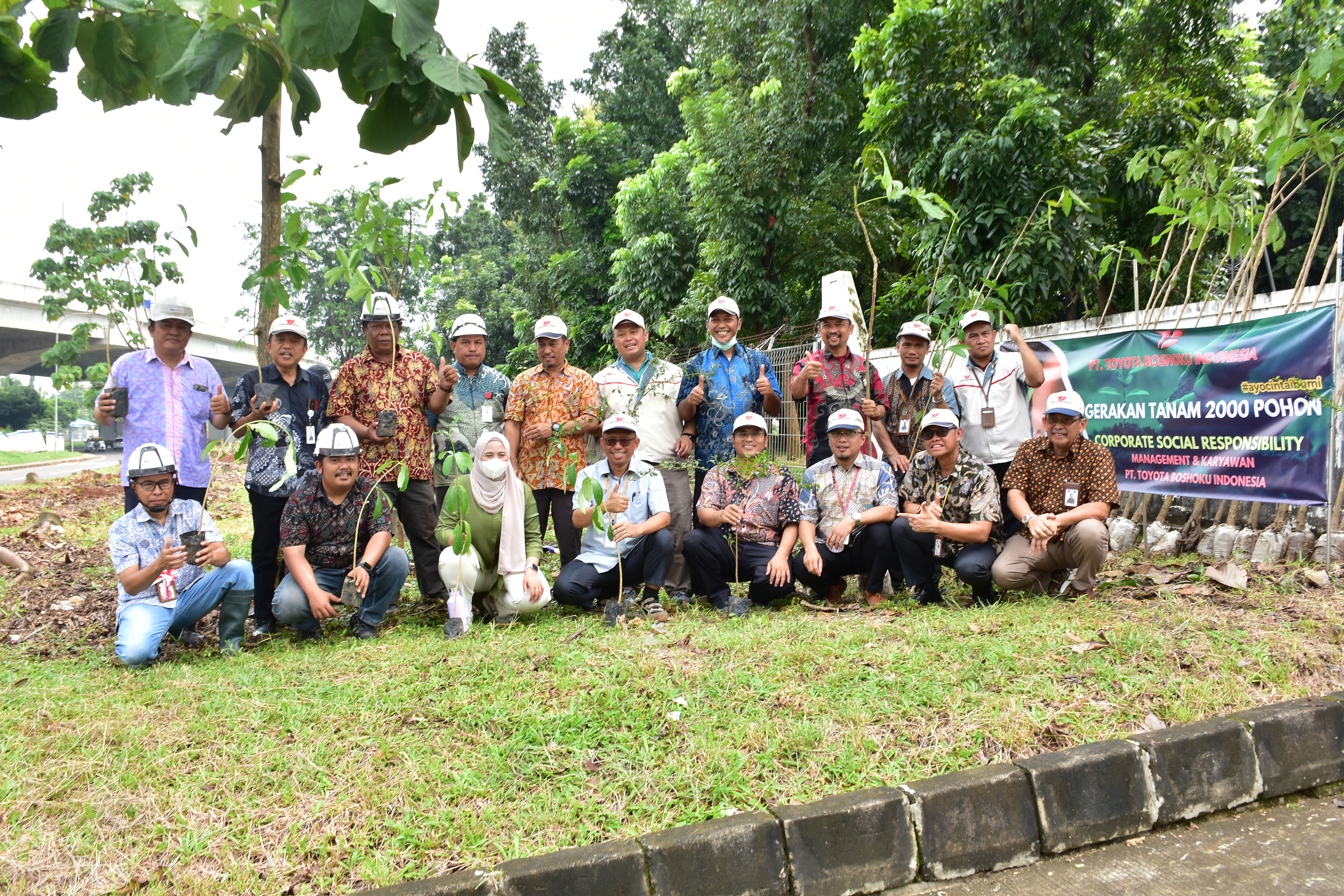 Penanaman 300 Pohon Penghijauan di Kawasan MM2100