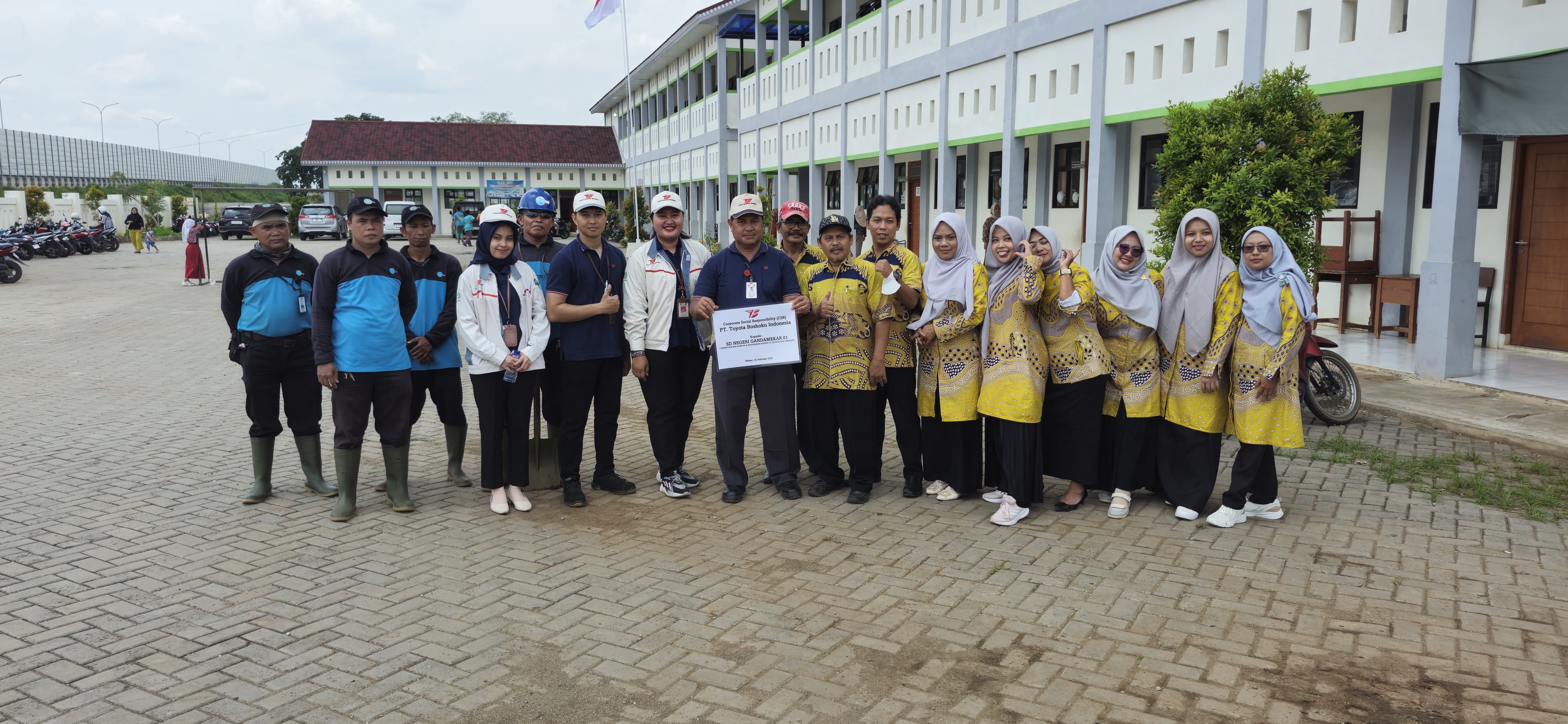 Penanaman 100 Pohon Penghijauan + Pemberian Bak Sampah untuk SDN Gandamekar 01