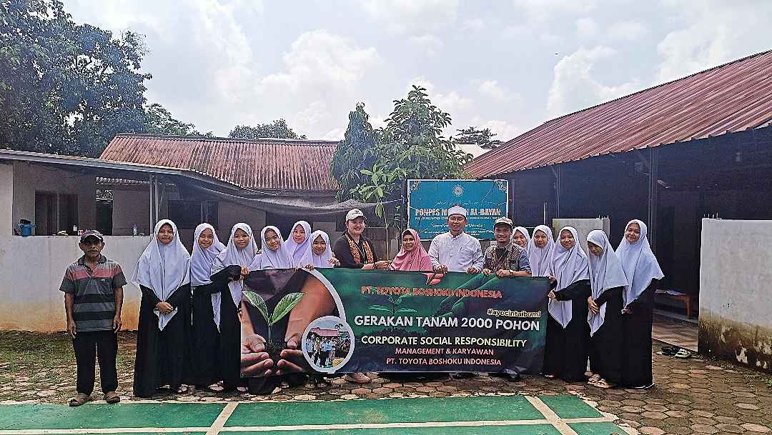 Penanaman 100 Pohon Penghijauan untuk Pondok Pesantren Al-Bayan