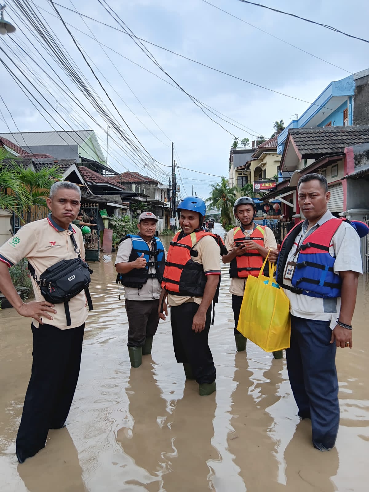 Pemberian Bantuan untuk Warga yang terdampak Banjir