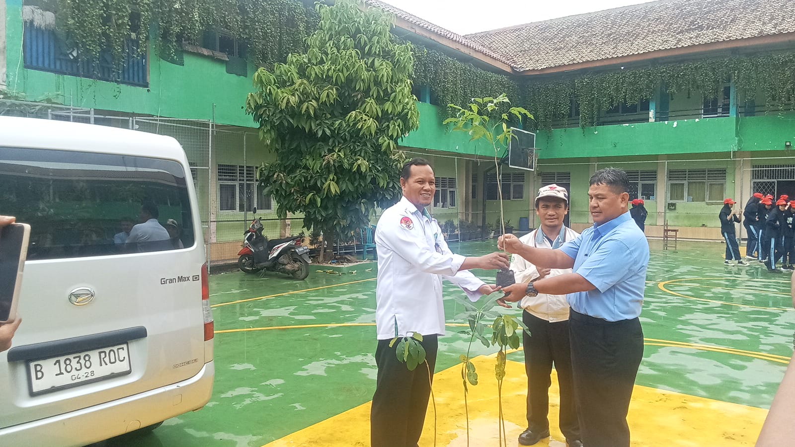 Penanaman 100 Pohon Penghijauan untuk MTS Negeri 01 Kab. Bekasi