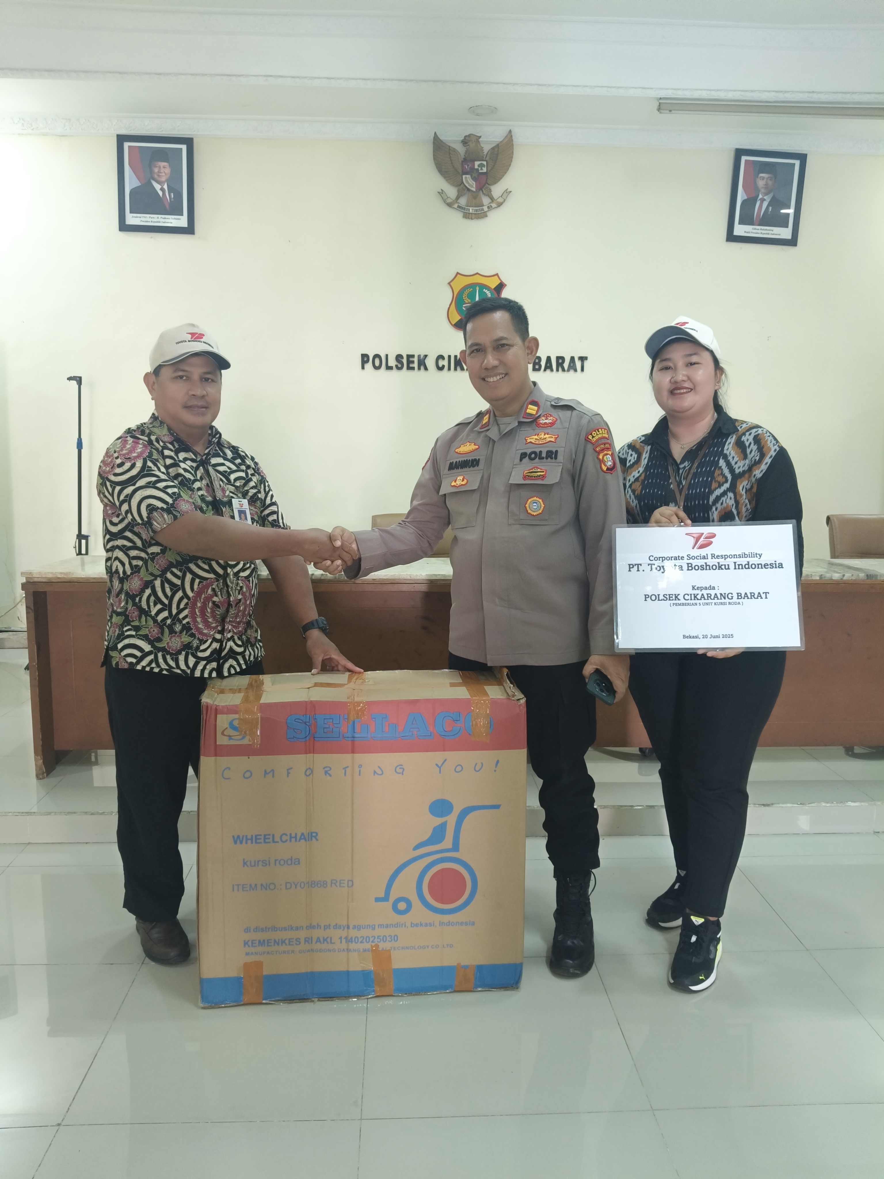 Pemberian 5 Unit Kursi Roda untuk program polisi peduli disabilitas