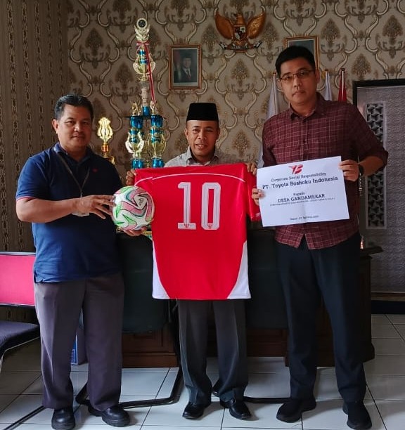 Pemberian Fasilitas Olahraga berupa Kaos Team Sepakbola & Bola