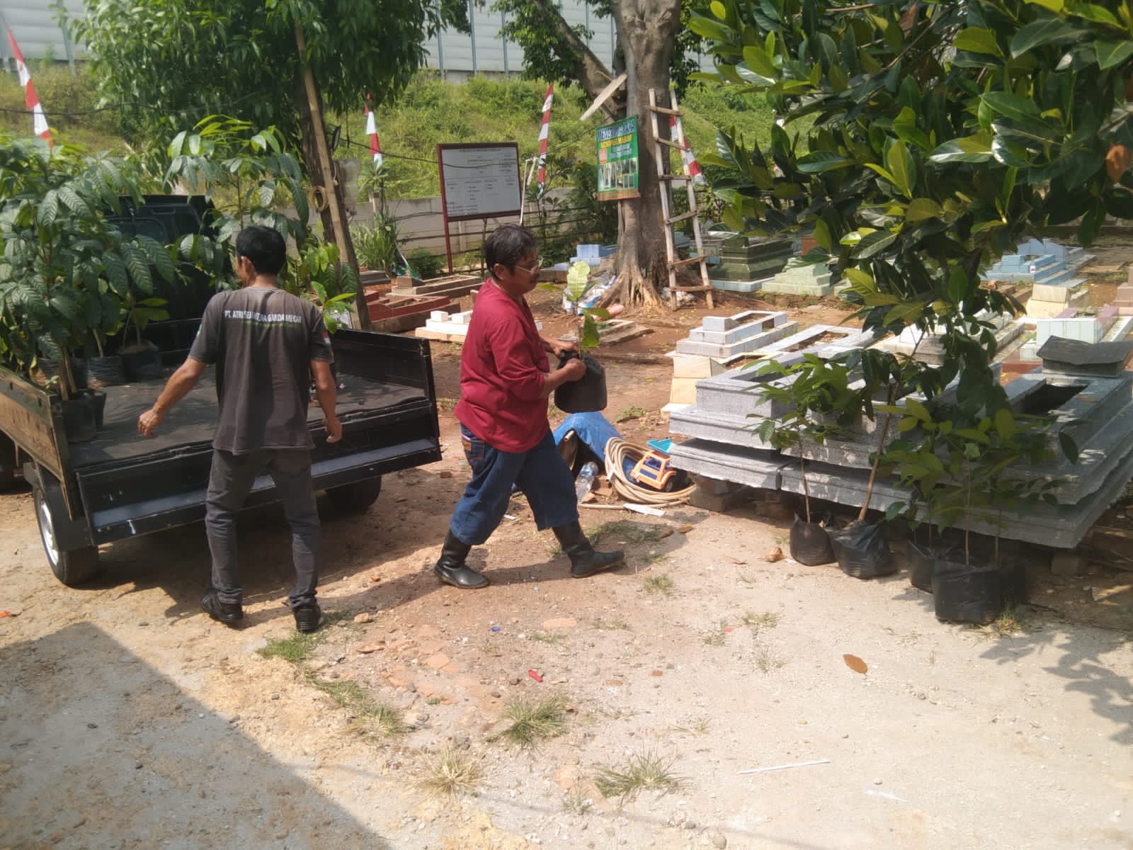 Pemberian Paving Block untuk Akses Jalan Menuju Pemakaman Umum Desa Gandamekar