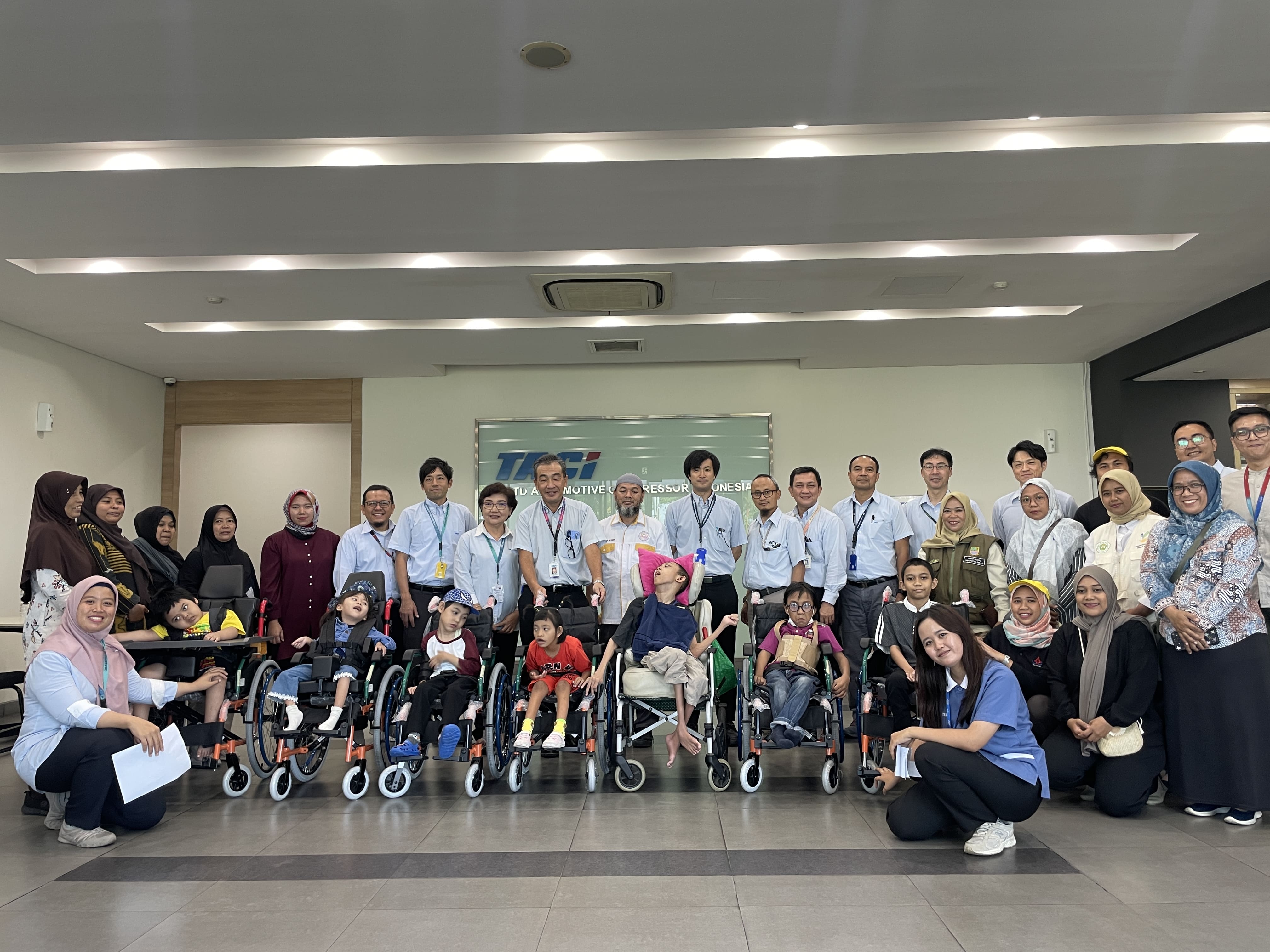 PENYERAHAN BANTUAN KURSI RODA UNTUK PENYANDANG DISABILITAS