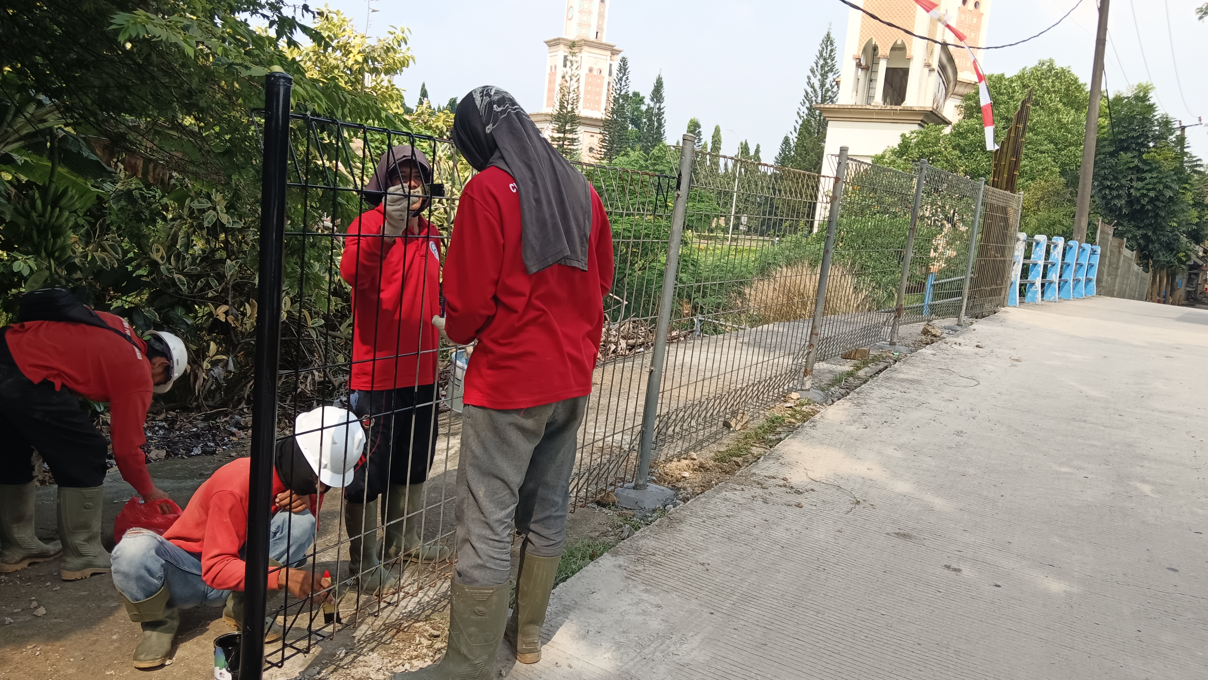 Pembuatan pagar pembatas situ binong
