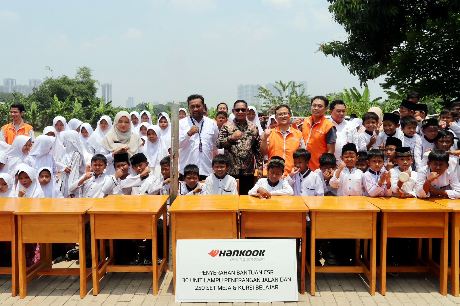 Pembagian meja dan kursi belajar