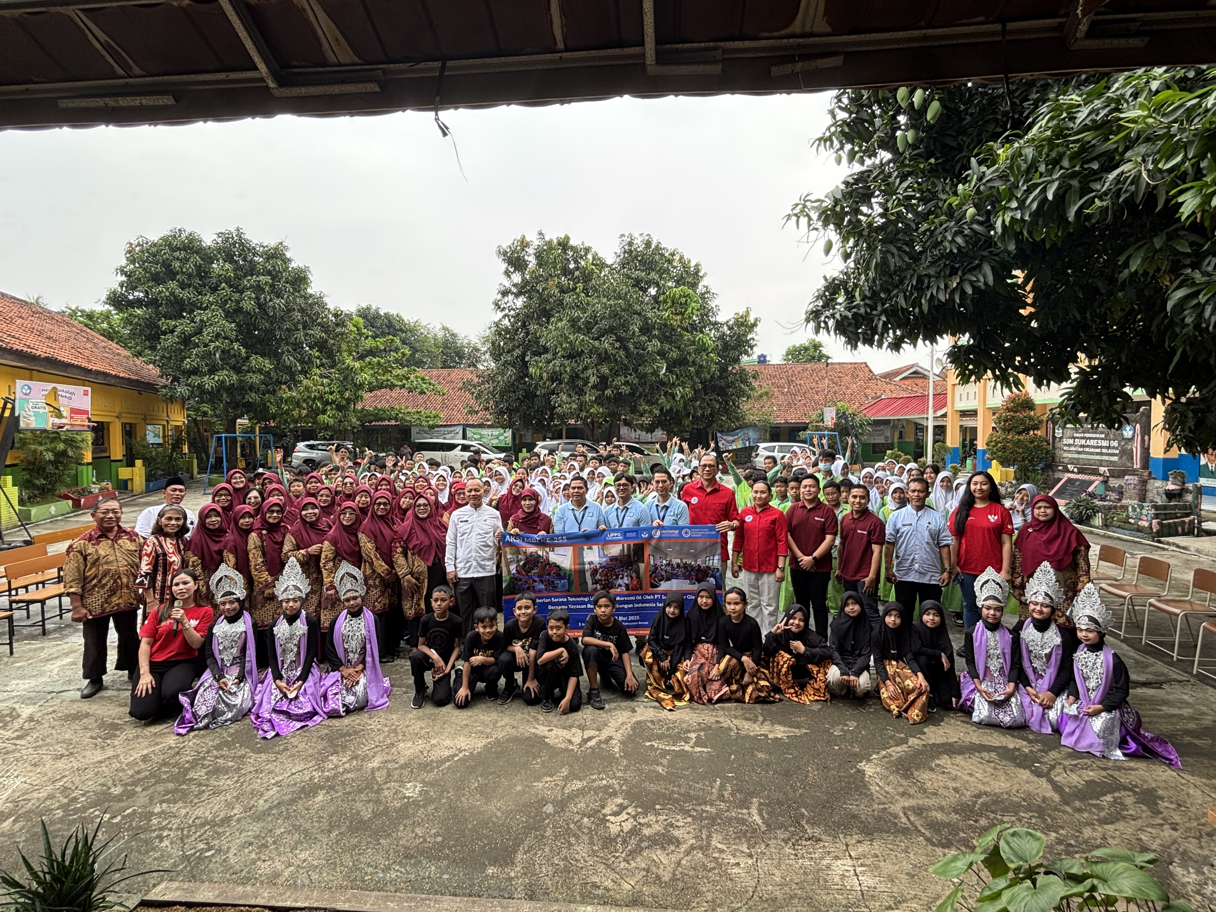 Penyerahan bantuan Proyektor dan Laptop bersama Schott Ighar & Yayasan Mari Berbagi Indonesia