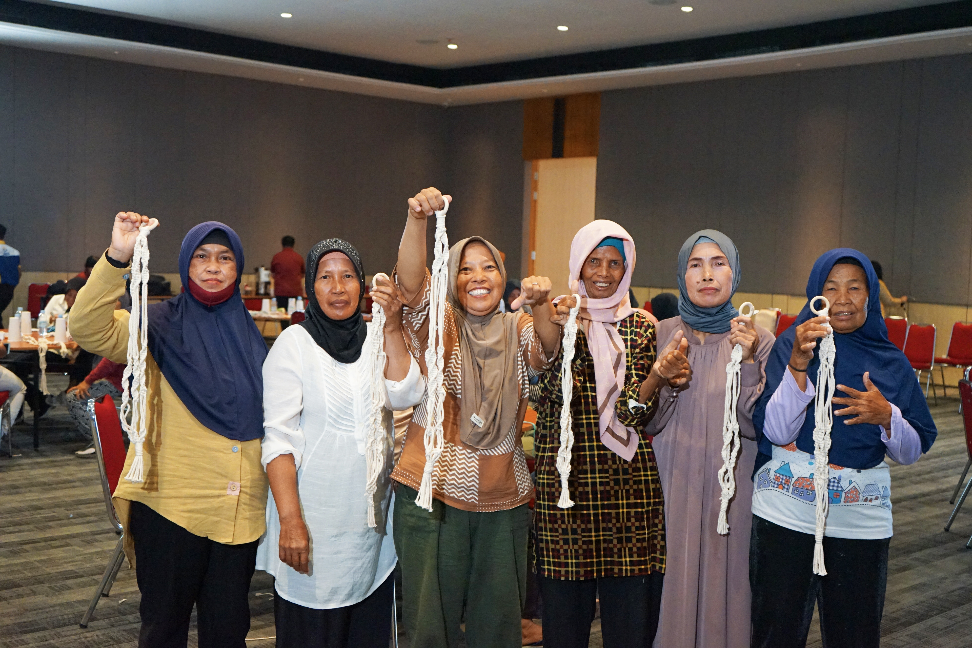 Pelatihan UMKM Macrame Bikin Bangga bersama Ibu-Ibu Kebersihan