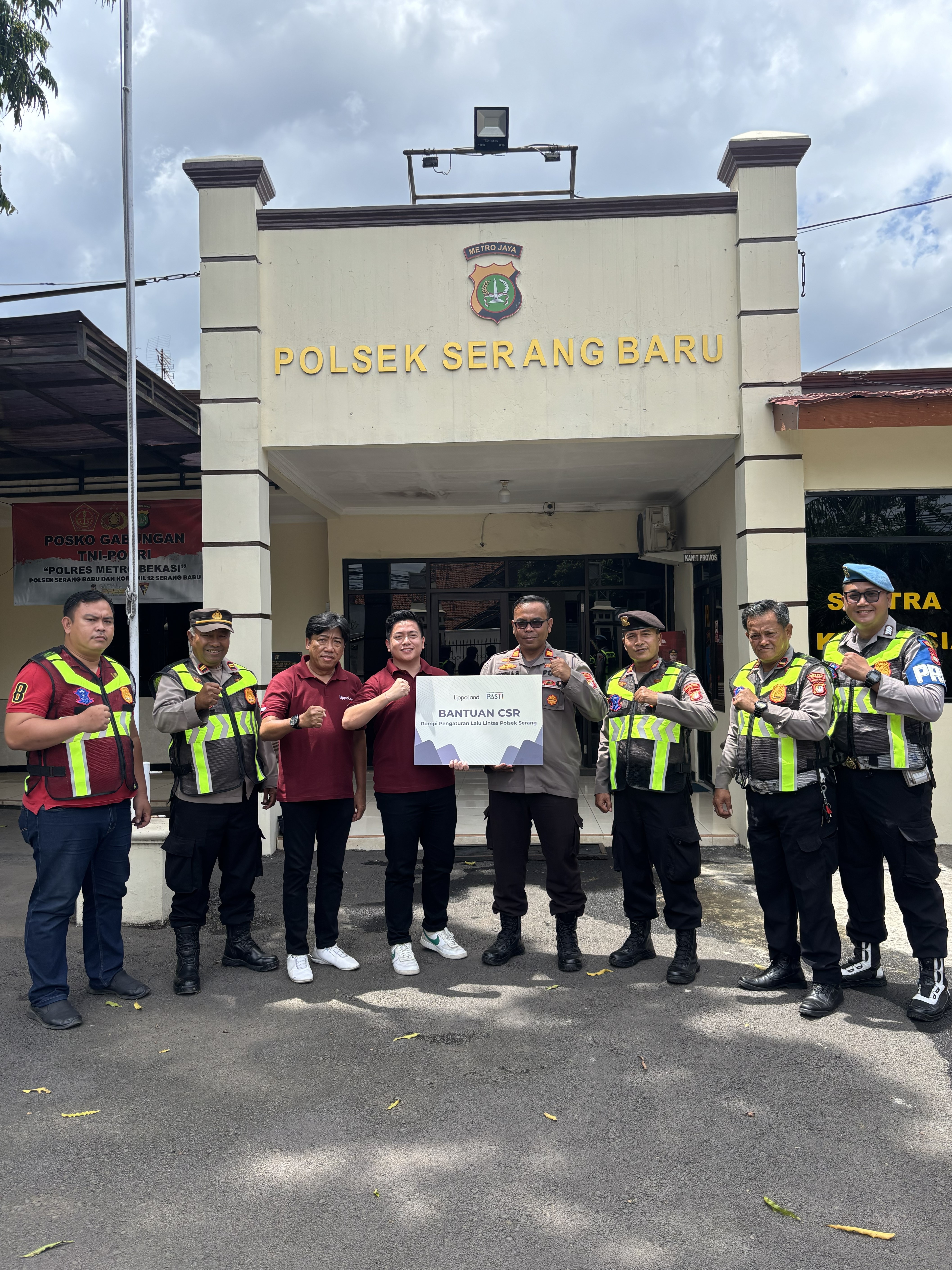 Bantuan Penyaluran Rompi Lalu Lintas kepada Polsek Serang Baru