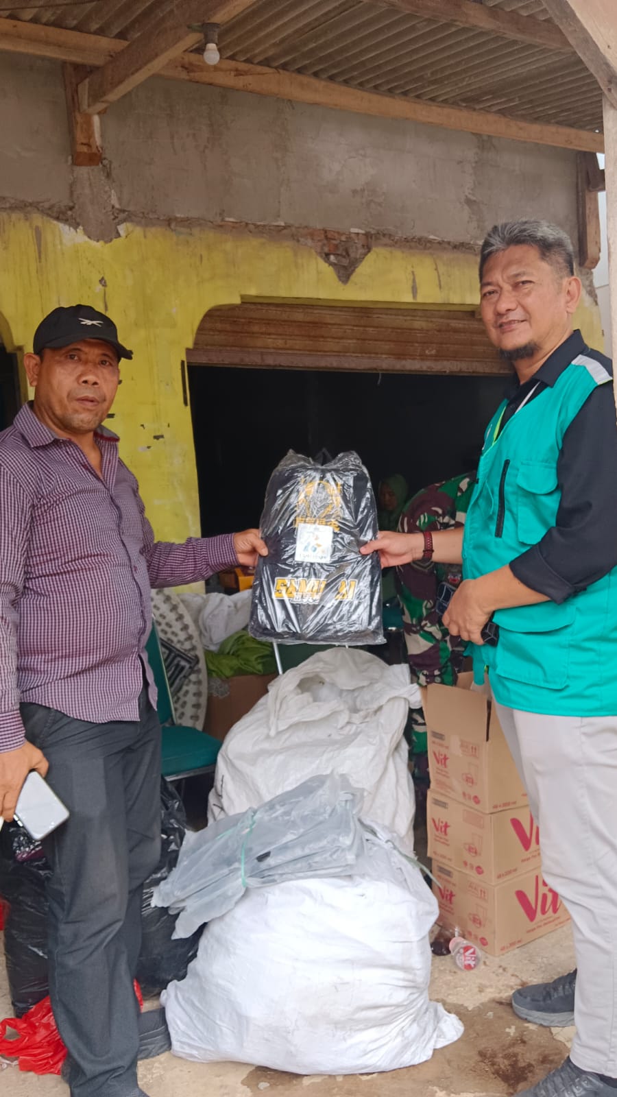 Bantuan tas sekolah anak SD acara TMMD Kodim 0509 Bekasi