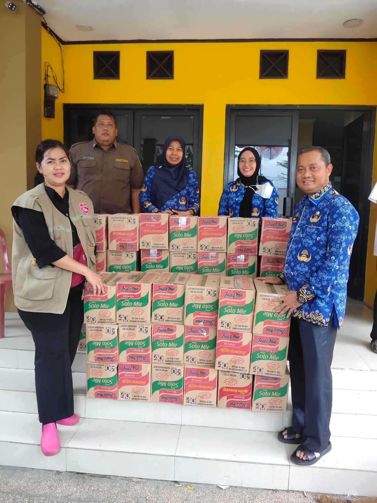 Sumbangan untuk korban banjir warga Taruamajaya